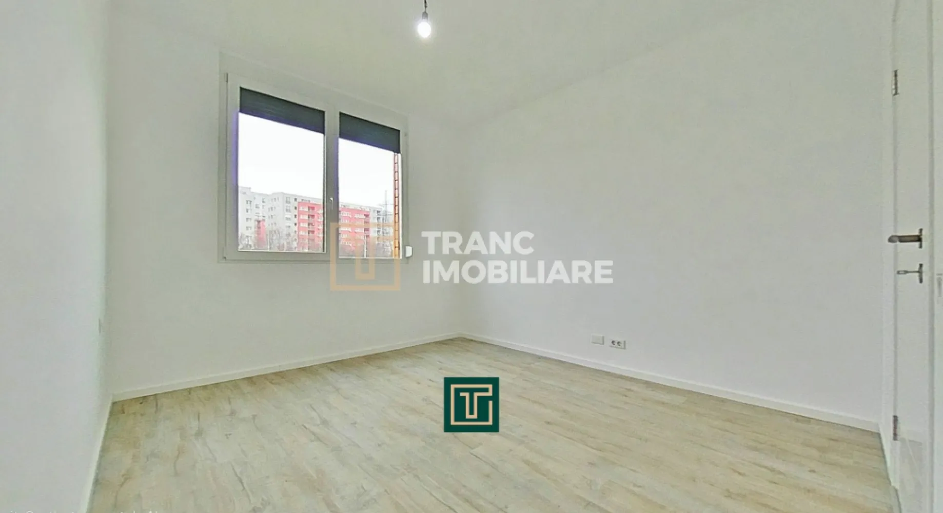 Apartament modern cu 3 camere, terasă generoasă și parcare inclusă, lângă AFI - Comision 0% de la cumparator!

Îți prezentăm un apartament spațios și luminos, situat într-una dintre cele mai căutate zone din Arad, chiar lângă centrul comercial AFI, în complexul rezidențial Ared. Amplasat la parterul unui bloc nou, acest apartament este ideal pentru cei care își doresc confort urban, acces rapid la facilități și un spațiu exterior generos.

Locuința are o suprafață utilă de 76 mp și o suprafață construită de 93 mp, fiind completată de o terasă impresionantă de 47,41 mp, perfectă pentru relaxare, petrecerea timpului liber sau momentele petrecute alături de familie și prieteni. Compartimentarea este semidecomandată și foarte practică, incluzând două dormitoare, un living cu bucătărie open-space, două băi, un hol generos și două spații de depozitare.

Apartamentul este complet finisat, beneficiază de încălzire în pardoseală, centrală termică pe gaz, aer condiționat și rolete exterioare, oferind un plus de confort și eficiență energetică. Luminozitatea naturală și accesul direct către exterior transformă această locuință într-un spațiu primitor și funcțional.

Prețul include un loc de parcare, un avantaj important în zonă. Proprietatea este potrivită atât pentru locuire personală, cât și ca investiție sigură, datorită poziționării excelente.

Preț: 165.000 euro + TVA 21%.

Pentru mai multe detalii sau pentru a programa o vizionare, te invit să mă contactezi.