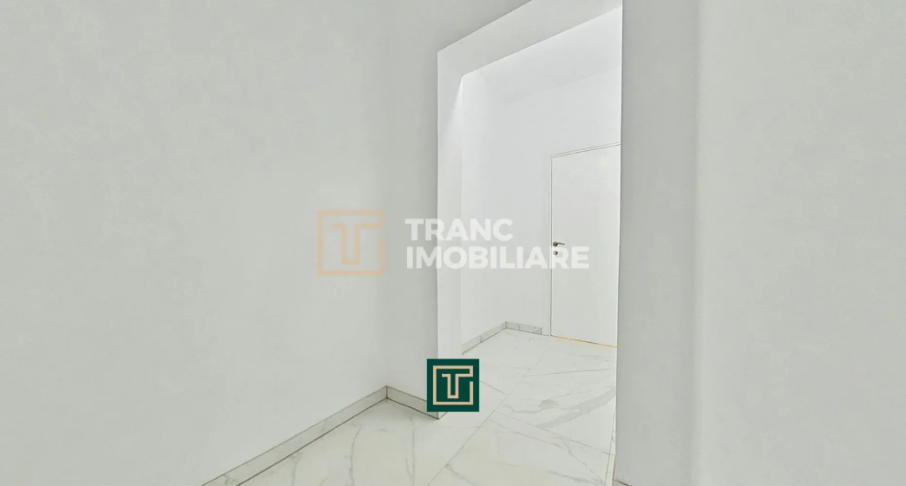 Apartament modern cu 3 camere, terasă generoasă și parcare inclusă, lângă AFI - Comision 0% de la cumparator!

Îți prezentăm un apartament spațios și luminos, situat într-una dintre cele mai căutate zone din Arad, chiar lângă centrul comercial AFI, în complexul rezidențial Ared. Amplasat la parterul unui bloc nou, acest apartament este ideal pentru cei care își doresc confort urban, acces rapid la facilități și un spațiu exterior generos.

Locuința are o suprafață utilă de 76 mp și o suprafață construită de 93 mp, fiind completată de o terasă impresionantă de 47,41 mp, perfectă pentru relaxare, petrecerea timpului liber sau momentele petrecute alături de familie și prieteni. Compartimentarea este semidecomandată și foarte practică, incluzând două dormitoare, un living cu bucătărie open-space, două băi, un hol generos și două spații de depozitare.

Apartamentul este complet finisat, beneficiază de încălzire în pardoseală, centrală termică pe gaz, aer condiționat și rolete exterioare, oferind un plus de confort și eficiență energetică. Luminozitatea naturală și accesul direct către exterior transformă această locuință într-un spațiu primitor și funcțional.

Prețul include un loc de parcare, un avantaj important în zonă. Proprietatea este potrivită atât pentru locuire personală, cât și ca investiție sigură, datorită poziționării excelente.

Preț: 165.000 euro + TVA 21%.

Pentru mai multe detalii sau pentru a programa o vizionare, te invit să mă contactezi.