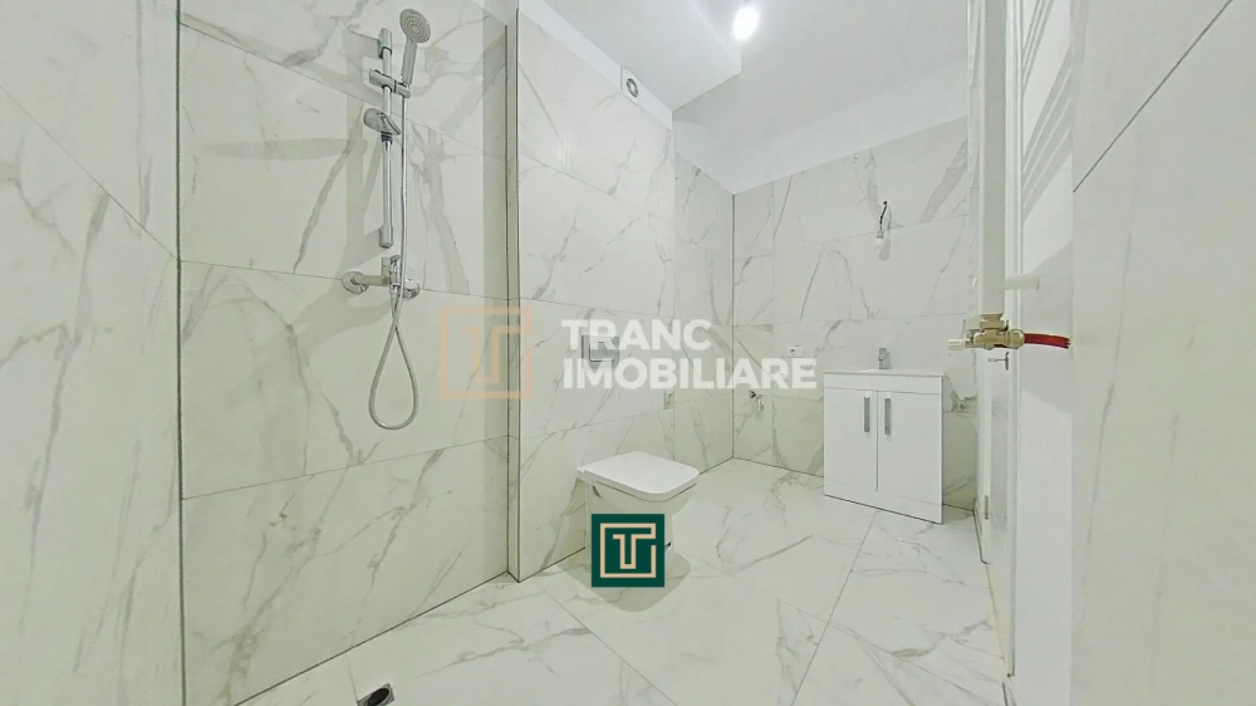 Apartament modern cu 3 camere, terasă generoasă și parcare inclusă, lângă AFI - Comision 0% de la cumparator!

Îți prezentăm un apartament spațios și luminos, situat într-una dintre cele mai căutate zone din Arad, chiar lângă centrul comercial AFI, în complexul rezidențial Ared. Amplasat la parterul unui bloc nou, acest apartament este ideal pentru cei care își doresc confort urban, acces rapid la facilități și un spațiu exterior generos.

Locuința are o suprafață utilă de 76 mp și o suprafață construită de 93 mp, fiind completată de o terasă impresionantă de 47,41 mp, perfectă pentru relaxare, petrecerea timpului liber sau momentele petrecute alături de familie și prieteni. Compartimentarea este semidecomandată și foarte practică, incluzând două dormitoare, un living cu bucătărie open-space, două băi, un hol generos și două spații de depozitare.

Apartamentul este complet finisat, beneficiază de încălzire în pardoseală, centrală termică pe gaz, aer condiționat și rolete exterioare, oferind un plus de confort și eficiență energetică. Luminozitatea naturală și accesul direct către exterior transformă această locuință într-un spațiu primitor și funcțional.

Prețul include un loc de parcare, un avantaj important în zonă. Proprietatea este potrivită atât pentru locuire personală, cât și ca investiție sigură, datorită poziționării excelente.

Preț: 165.000 euro + TVA 21%.

Pentru mai multe detalii sau pentru a programa o vizionare, te invit să mă contactezi.