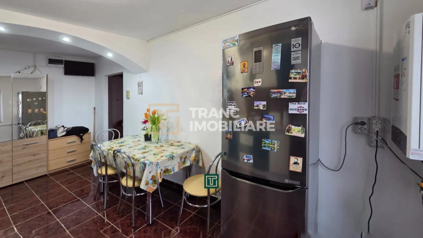 Apartament 3 camere de vânzare – Calea Girocului, Timișoara - Vă propunem spre vânzare un apartament spațios cu 3 camere, situat într-una dintre cele mai căutate zone din Timișoara – Calea Girocului, o locație ideală pentru familie sau investiție.

Apartamentul are o suprafață utilă de 65 mp (71 mp construiți), este decomandat și compartimentat eficient, oferind 2 dormitoare confortabile, un living generos, bucătărie separată, baie și două balcoane care adaugă un plus de lumină și spațiu.

Imobilul se află la etajul 4 din 4, într-un bloc construit în 1985, iar apartamentul a fost renovat complet în anul 2020. Se vinde mobilat și utilat integral, fiind gata pentru mutare imediată. Beneficiază de centrală termică proprie, aer condiționat și dispune de o boxă la subsol, ideală pentru depozitare.

Zona este excelent deservită, având în apropiere supermarketuri, piață, școli, grădinițe, cafenele, farmacii, transport în comun, dar și servicii diverse precum dentist, frizerie sau medic veterinar.

Un apartament complet, într-o zonă foarte bună, perfect pentru un stil de viață comod!