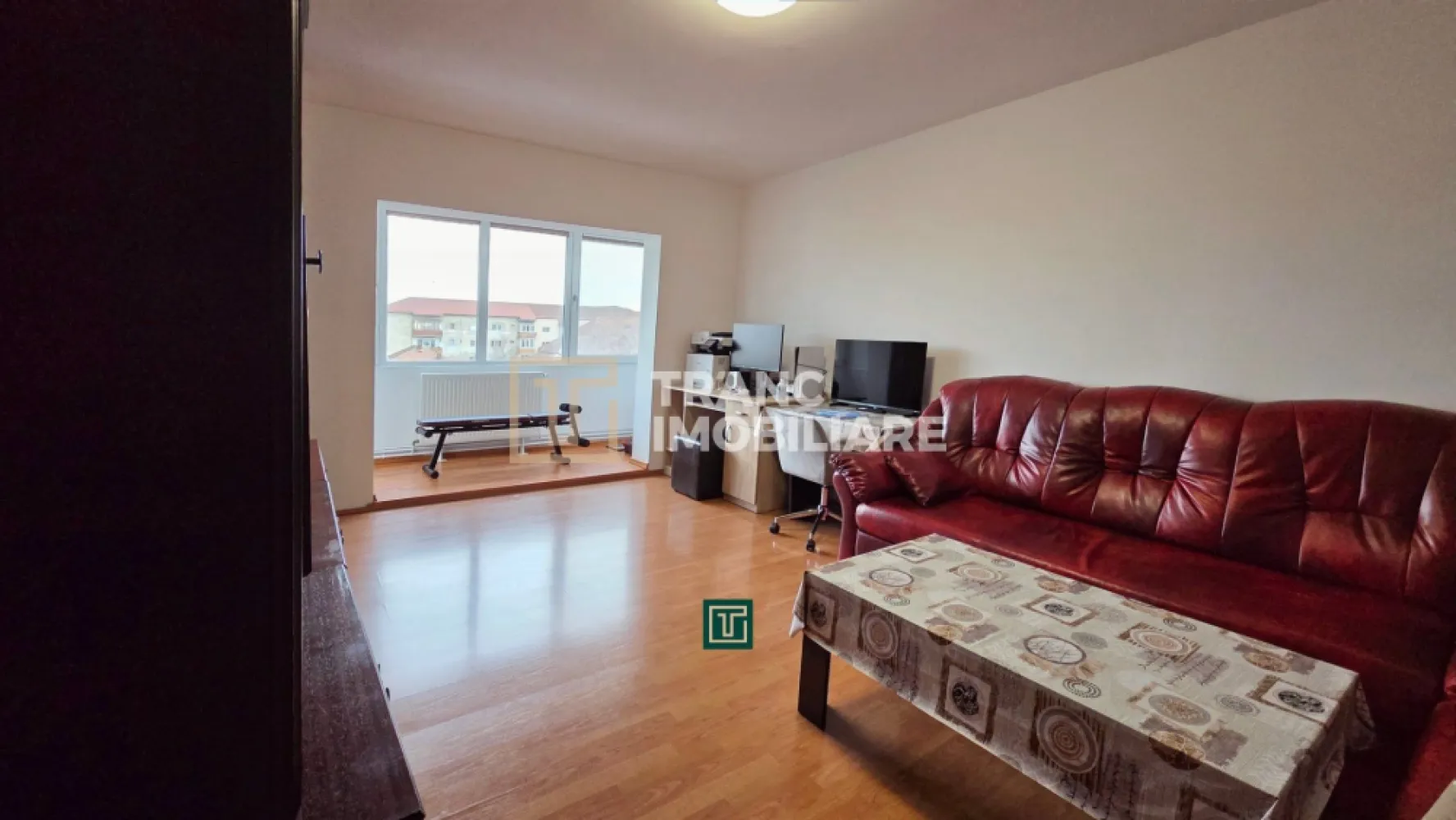 Apartament 3 camere de vânzare – Calea Girocului, Timișoara - Vă propunem spre vânzare un apartament spațios cu 3 camere, situat într-una dintre cele mai căutate zone din Timișoara – Calea Girocului, o locație ideală pentru familie sau investiție.

Apartamentul are o suprafață utilă de 65 mp (71 mp construiți), este decomandat și compartimentat eficient, oferind 2 dormitoare confortabile, un living generos, bucătărie separată, baie și două balcoane care adaugă un plus de lumină și spațiu.

Imobilul se află la etajul 4 din 4, într-un bloc construit în 1985, iar apartamentul a fost renovat complet în anul 2020. Se vinde mobilat și utilat integral, fiind gata pentru mutare imediată. Beneficiază de centrală termică proprie, aer condiționat și dispune de o boxă la subsol, ideală pentru depozitare.

Zona este excelent deservită, având în apropiere supermarketuri, piață, școli, grădinițe, cafenele, farmacii, transport în comun, dar și servicii diverse precum dentist, frizerie sau medic veterinar.

Un apartament complet, într-o zonă foarte bună, perfect pentru un stil de viață comod!