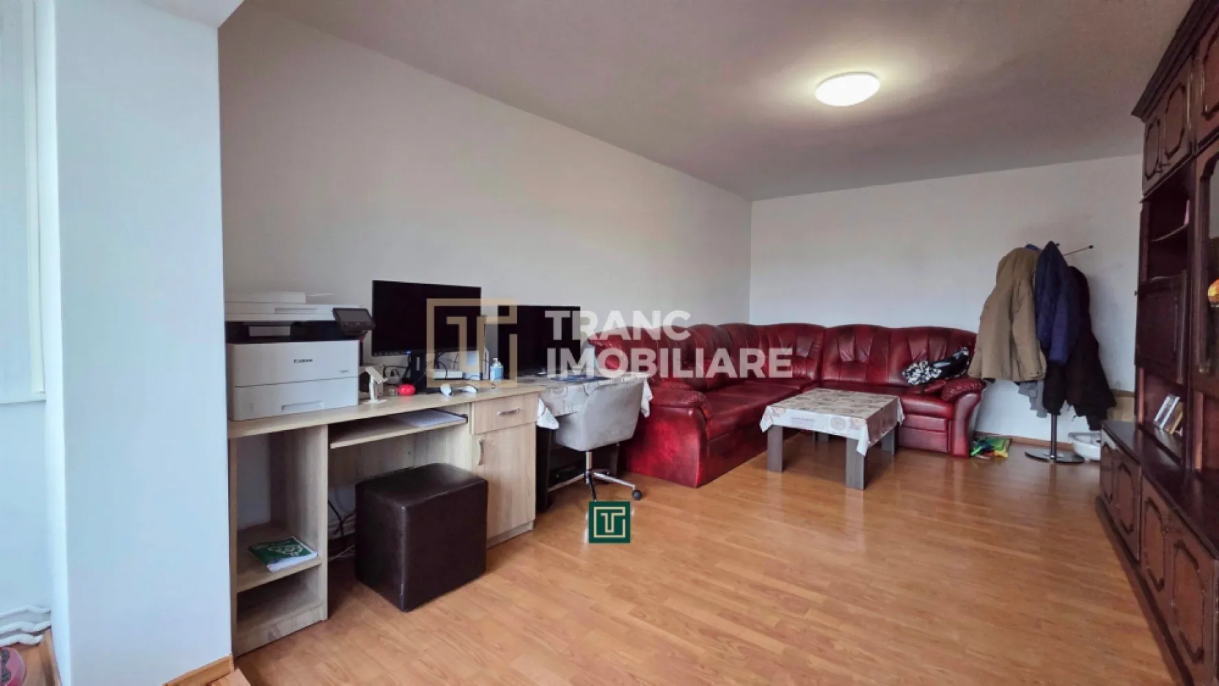 Apartament 3 camere de vânzare – Calea Girocului, Timișoara - Vă propunem spre vânzare un apartament spațios cu 3 camere, situat într-una dintre cele mai căutate zone din Timișoara – Calea Girocului, o locație ideală pentru familie sau investiție.

Apartamentul are o suprafață utilă de 65 mp (71 mp construiți), este decomandat și compartimentat eficient, oferind 2 dormitoare confortabile, un living generos, bucătărie separată, baie și două balcoane care adaugă un plus de lumină și spațiu.

Imobilul se află la etajul 4 din 4, într-un bloc construit în 1985, iar apartamentul a fost renovat complet în anul 2020. Se vinde mobilat și utilat integral, fiind gata pentru mutare imediată. Beneficiază de centrală termică proprie, aer condiționat și dispune de o boxă la subsol, ideală pentru depozitare.

Zona este excelent deservită, având în apropiere supermarketuri, piață, școli, grădinițe, cafenele, farmacii, transport în comun, dar și servicii diverse precum dentist, frizerie sau medic veterinar.

Un apartament complet, într-o zonă foarte bună, perfect pentru un stil de viață comod!