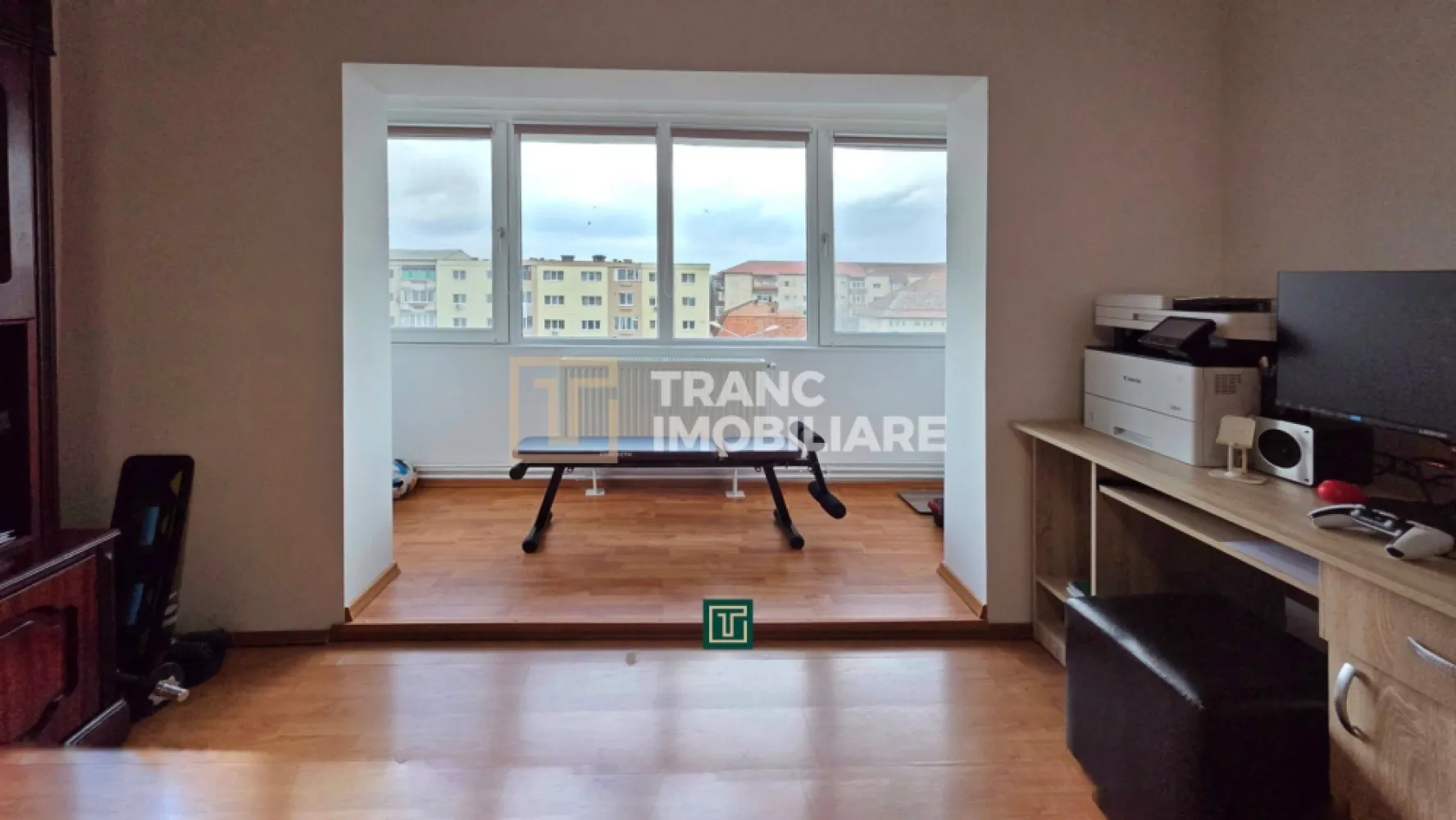Apartament 3 camere de vânzare – Calea Girocului, Timișoara - Vă propunem spre vânzare un apartament spațios cu 3 camere, situat într-una dintre cele mai căutate zone din Timișoara – Calea Girocului, o locație ideală pentru familie sau investiție.

Apartamentul are o suprafață utilă de 65 mp (71 mp construiți), este decomandat și compartimentat eficient, oferind 2 dormitoare confortabile, un living generos, bucătărie separată, baie și două balcoane care adaugă un plus de lumină și spațiu.

Imobilul se află la etajul 4 din 4, într-un bloc construit în 1985, iar apartamentul a fost renovat complet în anul 2020. Se vinde mobilat și utilat integral, fiind gata pentru mutare imediată. Beneficiază de centrală termică proprie, aer condiționat și dispune de o boxă la subsol, ideală pentru depozitare.

Zona este excelent deservită, având în apropiere supermarketuri, piață, școli, grădinițe, cafenele, farmacii, transport în comun, dar și servicii diverse precum dentist, frizerie sau medic veterinar.

Un apartament complet, într-o zonă foarte bună, perfect pentru un stil de viață comod!