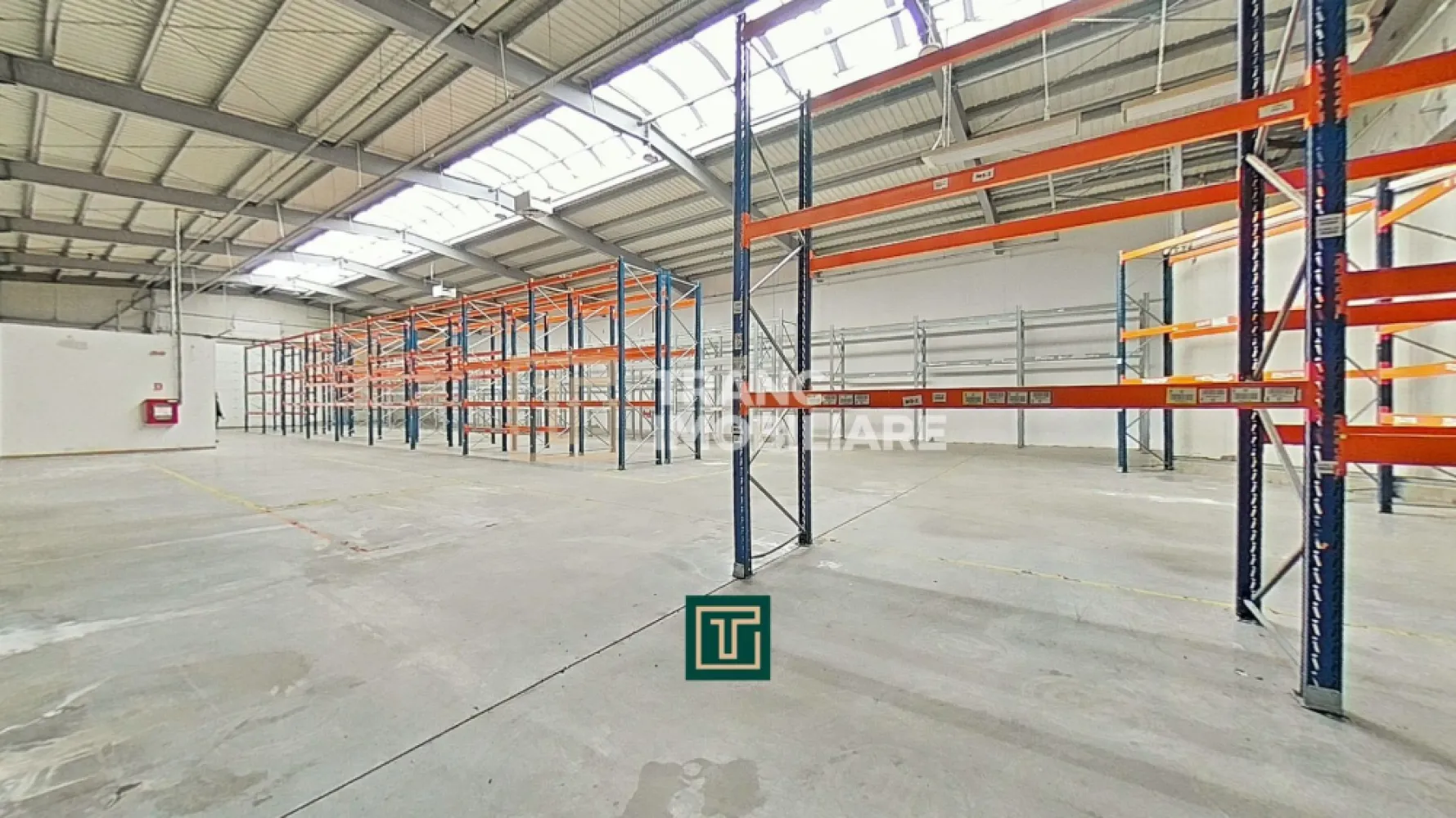 Hală industrială 824 mp de vânzare în Zona Industrială Sud Arad acces rapid A1 - Vă propunem spre închiriere hală industrială modernă, situată în Zona Industrială Sud, cu acces rapid către Autostrada A1 locație strategică pentru activități logistice, producție sau depozitare.

Construită în anul 2012, proprietatea are o suprafață construită de 856 mp și o suprafață utilă totală de 824 mp, din care aproximativ 730 mp reprezintă spațiu de depozitare. Zona administrativă (birouri, grupuri sanitare și vestiare) însumează 94 mp, fiind eficient compartimentată pentru desfășurarea activităților operaționale.

Hala dispune de o înălțime utilă de 6,5 m (7,5 m la coamă), pardoseală din beton elicopterizat și sistem de încălzire cu aeroterme pe gaz. Beneficiază de 1 rampă de încărcare descărcare acoperită la 1,2 m, 1 acces drive-in pentru TIR, 4 hidranți interiori și autorizație de securitate la incendiu.

Puterea instalată este de 39 kW, cu post trafo existent de 500 kW. Utilități complete: curent trifazic, apă, canalizare, gaz, subcontorizare individuală (apă, curent, gaz). Spațiul este dotat cu sistem de alarmă, senzori de fum, supraveghere video și beneficiază de pază umană 7 7 (19:00 07:00).

În plus, sunt disponibile 5 locuri de parcare în fața halei și 27 locuri pe platforma destinată TIR-urilor. Spațiul este ideal pentru companii care caută o locație funcțională, sigură și bine poziționată pentru desfășurarea activităților industriale sau logistice.

Preț: 2568 euro + TVA 21%.

Pentru mai multe detalii sau pentru a programa o vizionare, te invit să mă contactezi.
