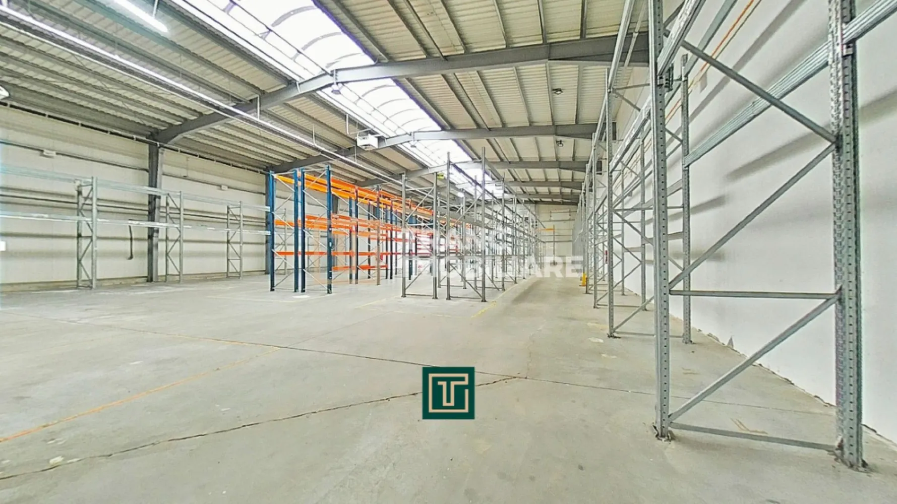 Hală industrială 824 mp de vânzare în Zona Industrială Sud Arad acces rapid A1 - Vă propunem spre închiriere hală industrială modernă, situată în Zona Industrială Sud, cu acces rapid către Autostrada A1 locație strategică pentru activități logistice, producție sau depozitare.

Construită în anul 2012, proprietatea are o suprafață construită de 856 mp și o suprafață utilă totală de 824 mp, din care aproximativ 730 mp reprezintă spațiu de depozitare. Zona administrativă (birouri, grupuri sanitare și vestiare) însumează 94 mp, fiind eficient compartimentată pentru desfășurarea activităților operaționale.

Hala dispune de o înălțime utilă de 6,5 m (7,5 m la coamă), pardoseală din beton elicopterizat și sistem de încălzire cu aeroterme pe gaz. Beneficiază de 1 rampă de încărcare descărcare acoperită la 1,2 m, 1 acces drive-in pentru TIR, 4 hidranți interiori și autorizație de securitate la incendiu.

Puterea instalată este de 39 kW, cu post trafo existent de 500 kW. Utilități complete: curent trifazic, apă, canalizare, gaz, subcontorizare individuală (apă, curent, gaz). Spațiul este dotat cu sistem de alarmă, senzori de fum, supraveghere video și beneficiază de pază umană 7 7 (19:00 07:00).

În plus, sunt disponibile 5 locuri de parcare în fața halei și 27 locuri pe platforma destinată TIR-urilor. Spațiul este ideal pentru companii care caută o locație funcțională, sigură și bine poziționată pentru desfășurarea activităților industriale sau logistice.

Preț: 2568 euro + TVA 21%.

Pentru mai multe detalii sau pentru a programa o vizionare, te invit să mă contactezi.