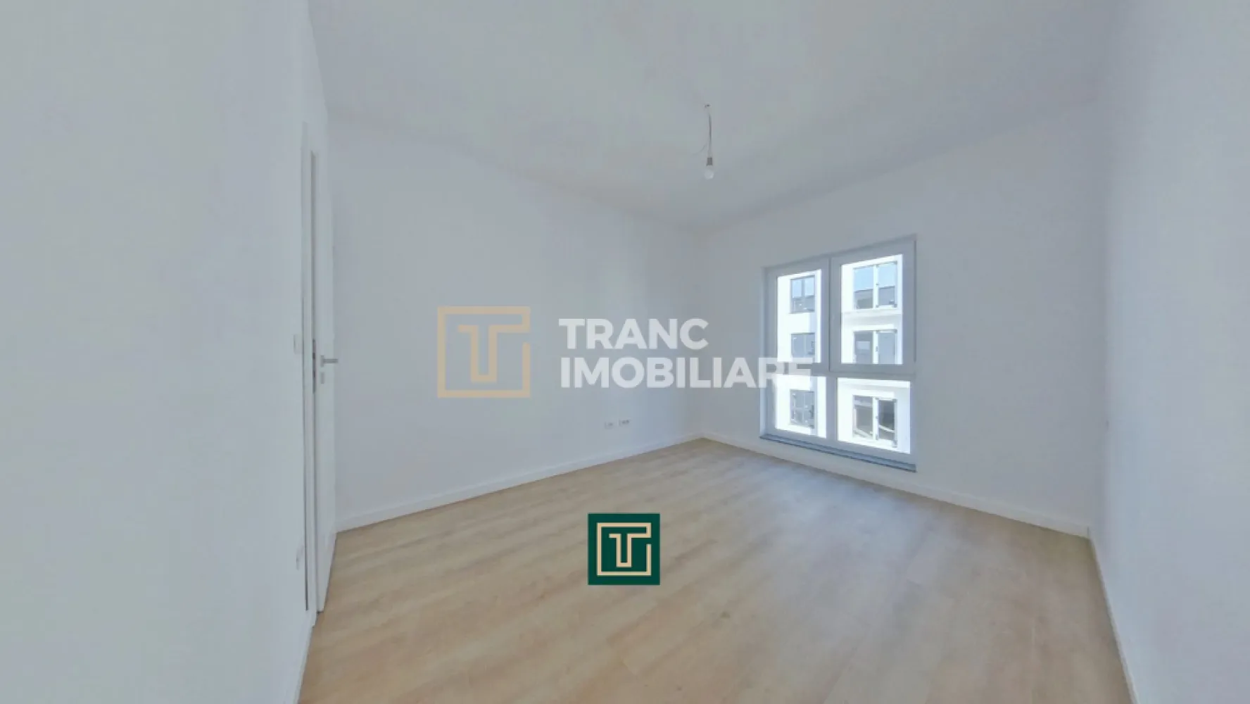Apartament 2 camere de vânzare în bloc nou – Grădiște, Arad - Vă prezentăm spre vânzare un apartament modern cu 2 camere, situat într-un imobil nou din cartierul Grădiște, în orașul Arad. Proprietatea este ideală atât pentru locuit, cât și pentru investiție, datorită poziției și caracteristicilor sale.

Apartamentul are o suprafață utilă de 46 mp și o suprafață desfășurată de 60 mp, fiind compartimentat semidecomandat: dormitor, living, bucătărie, baie și balcon. Este situat la etajul 2 din 3, un etaj intermediar foarte apreciat pentru confort și eficiență energetică.

Construit în anul 2025, apartamentul beneficiază de finisaje complete, fiind pregătit pentru mobilare după preferințele noului proprietar. Pereții sunt îndreptați și finisați cu lavabil, pardoseala este acoperită cu parchet, iar baia este complet amenajată.

Un avantaj important este faptul că baia este finisată și echipată, fiind deja montat dușul, rămânând doar ca viitorul proprietar să monteze sticla cabinei de duș, în funcție de preferințe.

Locuința dispune de centrală termică proprie pe gaz, iar construcția este realizată din BCA, cu izolație exterioară și acoperiș din panouri sandwich, oferind un plus de confort termic și eficiență energetică. Imobilul este dotat atât cu curent monofazic, cât și trifazic, fiind pregătit pentru nevoile moderne.

Zona este retrasa si linistita, intr-un artier bine cotat, situat la aproximativ 3 km de centrul orasului.

Pentru mai multe informații sau programarea unei vizionări, vă stăm cu drag la dispoziție!