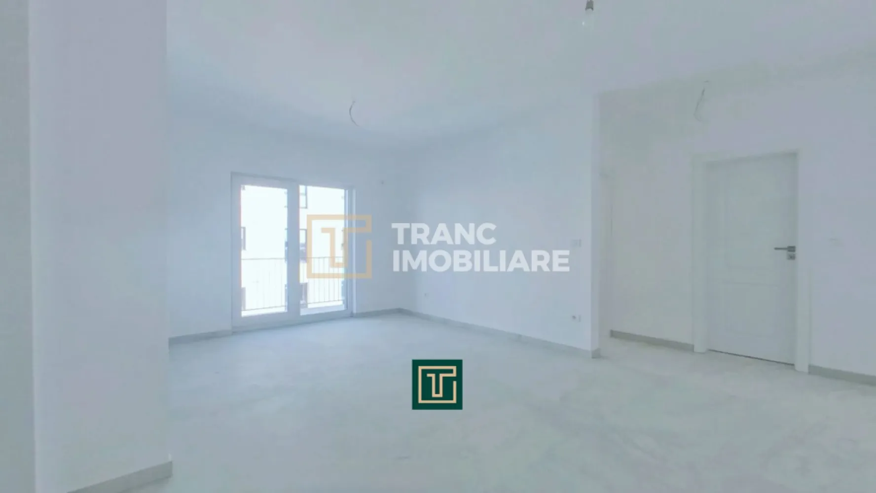 Apartament 2 camere de vânzare în bloc nou – Grădiște, Arad - Vă prezentăm spre vânzare un apartament modern cu 2 camere, situat într-un imobil nou din cartierul Grădiște, în orașul Arad. Proprietatea este ideală atât pentru locuit, cât și pentru investiție, datorită poziției și caracteristicilor sale.

Apartamentul are o suprafață utilă de 46 mp și o suprafață desfășurată de 60 mp, fiind compartimentat semidecomandat: dormitor, living, bucătărie, baie și balcon. Este situat la etajul 2 din 3, un etaj intermediar foarte apreciat pentru confort și eficiență energetică.

Construit în anul 2025, apartamentul beneficiază de finisaje complete, fiind pregătit pentru mobilare după preferințele noului proprietar. Pereții sunt îndreptați și finisați cu lavabil, pardoseala este acoperită cu parchet, iar baia este complet amenajată.

Un avantaj important este faptul că baia este finisată și echipată, fiind deja montat dușul, rămânând doar ca viitorul proprietar să monteze sticla cabinei de duș, în funcție de preferințe.

Locuința dispune de centrală termică proprie pe gaz, iar construcția este realizată din BCA, cu izolație exterioară și acoperiș din panouri sandwich, oferind un plus de confort termic și eficiență energetică. Imobilul este dotat atât cu curent monofazic, cât și trifazic, fiind pregătit pentru nevoile moderne.

Zona este retrasa si linistita, intr-un artier bine cotat, situat la aproximativ 3 km de centrul orasului.

Pentru mai multe informații sau programarea unei vizionări, vă stăm cu drag la dispoziție!