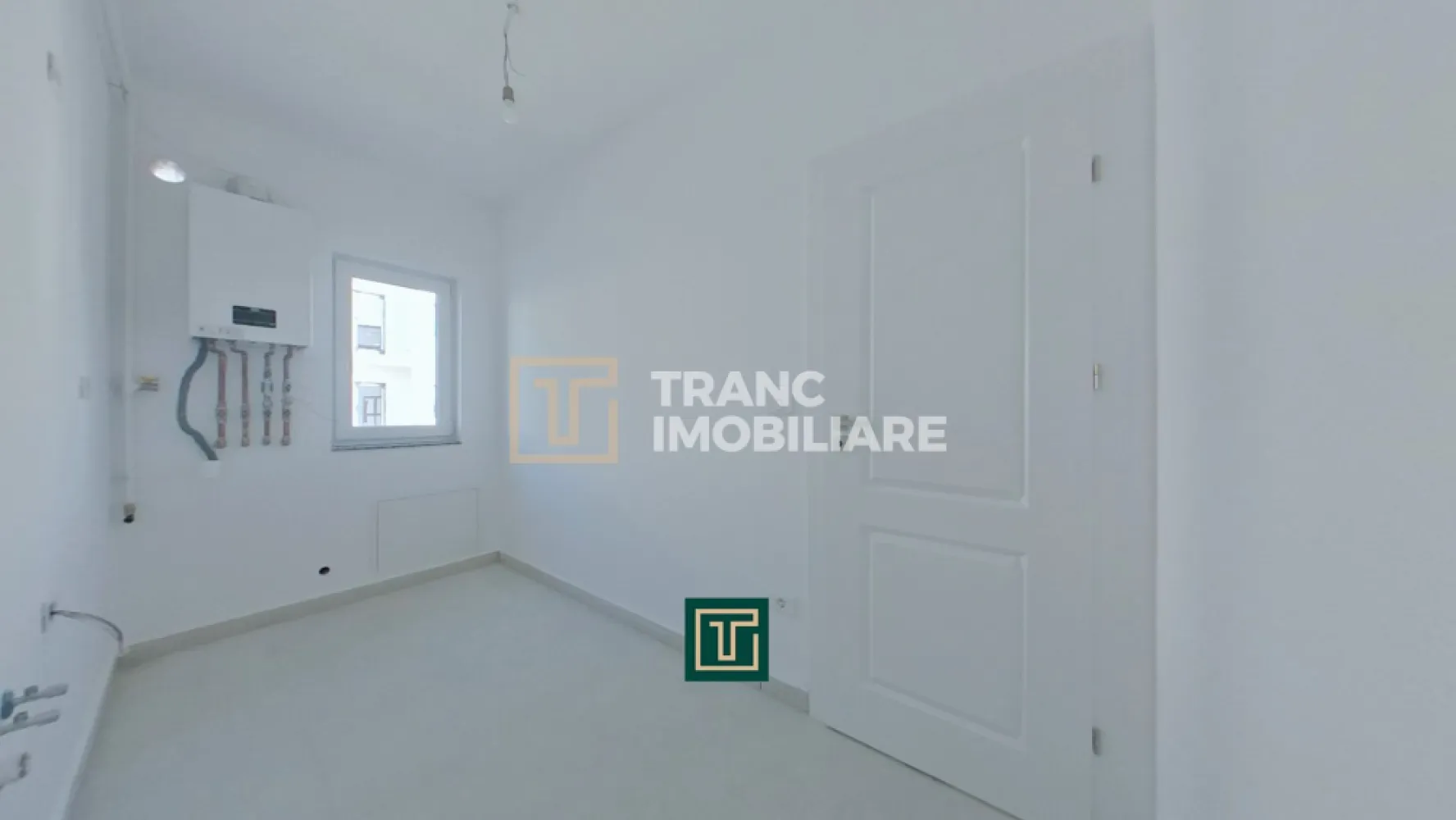 Apartament 2 camere de vânzare în bloc nou – Grădiște, Arad - Vă prezentăm spre vânzare un apartament modern cu 2 camere, situat într-un imobil nou din cartierul Grădiște, în orașul Arad. Proprietatea este ideală atât pentru locuit, cât și pentru investiție, datorită poziției și caracteristicilor sale.

Apartamentul are o suprafață utilă de 46 mp și o suprafață desfășurată de 60 mp, fiind compartimentat semidecomandat: dormitor, living, bucătărie, baie și balcon. Este situat la etajul 2 din 3, un etaj intermediar foarte apreciat pentru confort și eficiență energetică.

Construit în anul 2025, apartamentul beneficiază de finisaje complete, fiind pregătit pentru mobilare după preferințele noului proprietar. Pereții sunt îndreptați și finisați cu lavabil, pardoseala este acoperită cu parchet, iar baia este complet amenajată.

Un avantaj important este faptul că baia este finisată și echipată, fiind deja montat dușul, rămânând doar ca viitorul proprietar să monteze sticla cabinei de duș, în funcție de preferințe.

Locuința dispune de centrală termică proprie pe gaz, iar construcția este realizată din BCA, cu izolație exterioară și acoperiș din panouri sandwich, oferind un plus de confort termic și eficiență energetică. Imobilul este dotat atât cu curent monofazic, cât și trifazic, fiind pregătit pentru nevoile moderne.

Zona este retrasa si linistita, intr-un artier bine cotat, situat la aproximativ 3 km de centrul orasului.

Pentru mai multe informații sau programarea unei vizionări, vă stăm cu drag la dispoziție!