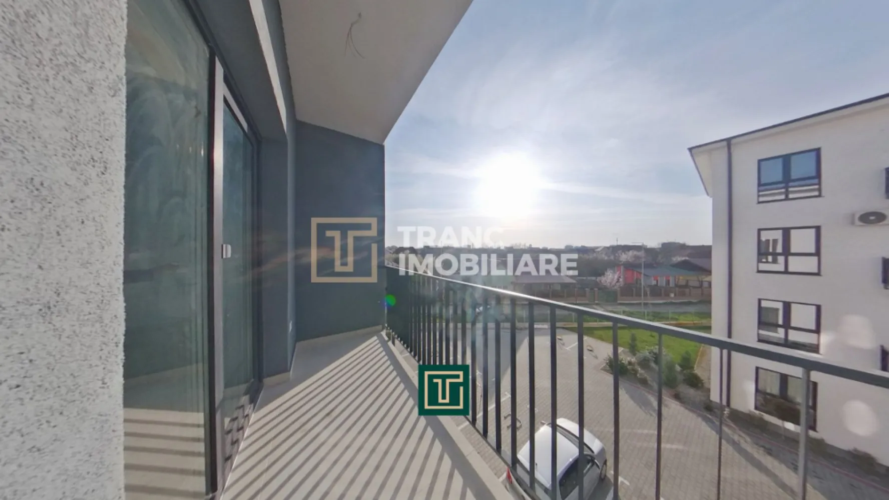 Apartament 2 camere de vânzare în bloc nou – Grădiște, Arad - Vă prezentăm spre vânzare un apartament modern cu 2 camere, situat într-un imobil nou din cartierul Grădiște, în orașul Arad. Proprietatea este ideală atât pentru locuit, cât și pentru investiție, datorită poziției și caracteristicilor sale.

Apartamentul are o suprafață utilă de 46 mp și o suprafață desfășurată de 60 mp, fiind compartimentat semidecomandat: dormitor, living, bucătărie, baie și balcon. Este situat la etajul 2 din 3, un etaj intermediar foarte apreciat pentru confort și eficiență energetică.

Construit în anul 2025, apartamentul beneficiază de finisaje complete, fiind pregătit pentru mobilare după preferințele noului proprietar. Pereții sunt îndreptați și finisați cu lavabil, pardoseala este acoperită cu parchet, iar baia este complet amenajată.

Un avantaj important este faptul că baia este finisată și echipată, fiind deja montat dușul, rămânând doar ca viitorul proprietar să monteze sticla cabinei de duș, în funcție de preferințe.

Locuința dispune de centrală termică proprie pe gaz, iar construcția este realizată din BCA, cu izolație exterioară și acoperiș din panouri sandwich, oferind un plus de confort termic și eficiență energetică. Imobilul este dotat atât cu curent monofazic, cât și trifazic, fiind pregătit pentru nevoile moderne.

Zona este retrasa si linistita, intr-un artier bine cotat, situat la aproximativ 3 km de centrul orasului.

Pentru mai multe informații sau programarea unei vizionări, vă stăm cu drag la dispoziție!