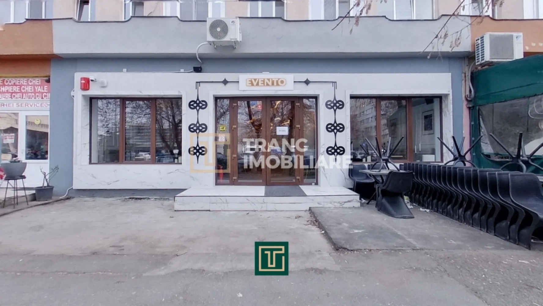 Afacere la cheie de vânzare – restaurant/cafenea, zonă centrală, Timișoara - Îți prezentăm o oportunitate excelentă de business în centrul orașului Timișoara – o afacere la cheie, pregătită pentru operare imediată, cu potențial ridicat în domeniul HoReCa.

Spațiul este situat la parter, pe un singur nivel, chiar vis-a-vis de Centrul Regional de Afaceri Timișoara, într-o zonă cu trafic intens și vizibilitate excelentă. Dispune de o suprafață utilă de 157 mp (184 mp construiți) și este compartimentat în 4 încăperi, 2 băi și o sală de restaurant, oferind un flux optim pentru desfășurarea activității.

Afacerea a fost complet renovată în 2025 și se vinde mobilată și utilată modern, incluzând aparatură profesională (aparat de cafea, vitrine), veselă, decoruri pentru evenimente și un mic stoc de băuturi. Toate avizele și autorizațiile sunt active, iar spațiul este echipat cu sistem de alarmă și supraveghere video.

Un mare avantaj este faptul că noul proprietar poate începe activitatea imediat. În plus, există posibilitatea amenajării unei terase în fața locației (închiriabilă de la primărie), mesele și scaunele fiind deja disponibile.

Spațiul beneficiază de curent monofazic și trifazic, centrală termică pe gaz, aer condiționat, fiind pregătit pentru orice tip de activitate.

Chirie lunară spațiu: 2650 EUR

O alegere ideală pentru antreprenorii care caută un business funcțional, într-o zonă premium, cu potențial real de profit.