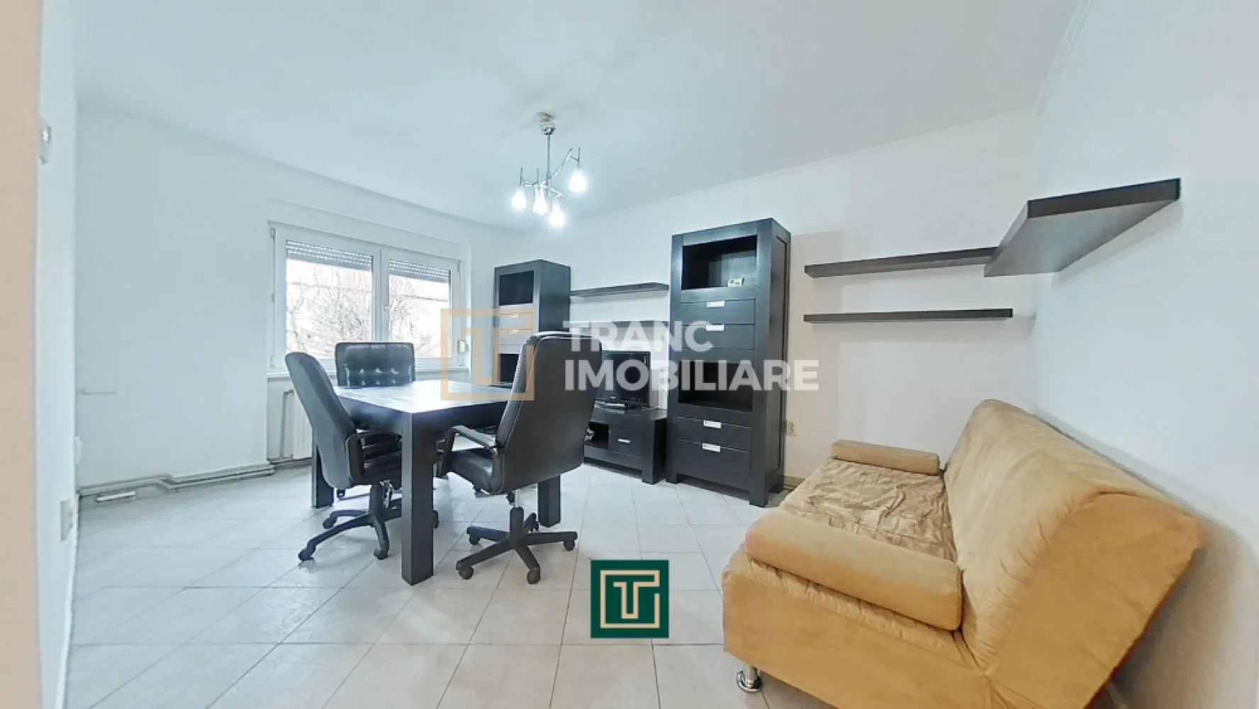 Apartament 2 camere de închiriat – Bulevardul Revoluției, Arad | Locație premium - Îți propunem spre închiriere un apartament cochet cu 2 camere, situat pe Bulevardul Revoluției, în inima orașului Arad, o zonă extrem de apreciată pentru accesul rapid la toate facilitățile urbane.

Locuința are o suprafață utilă de 57 mp (69 mp construiți) și este compartimentată practic în dormitor, living, bucătărie, baie și balcon, fiind potrivită atât pentru o persoană, cât și pentru un cuplu. Apartamentul este situat la etajul 2 din 3, un etaj intermediar ideal.

Proprietatea a fost recent renovată, fiind proaspăt zugrăvită și în curs de actualizare a mobilierului, oferind un ambient curat și primitor. Un mare avantaj îl reprezintă vederea directă către bulevard, dar și faptul că beneficiază de loc de parcare la liber în curte.

Confortul este asigurat de centrala termică proprie pe gaz, iar poziționarea excelentă îți oferă acces imediat la tot ce ai nevoie: stație de tramvai, magazine, bănci, cafenele, farmacii, precum și zona Malul Mureșului sau Complexul Ziridava.

Un apartament ideal pentru cei care își doresc confort, accesibilitate și o locație centrală premium.