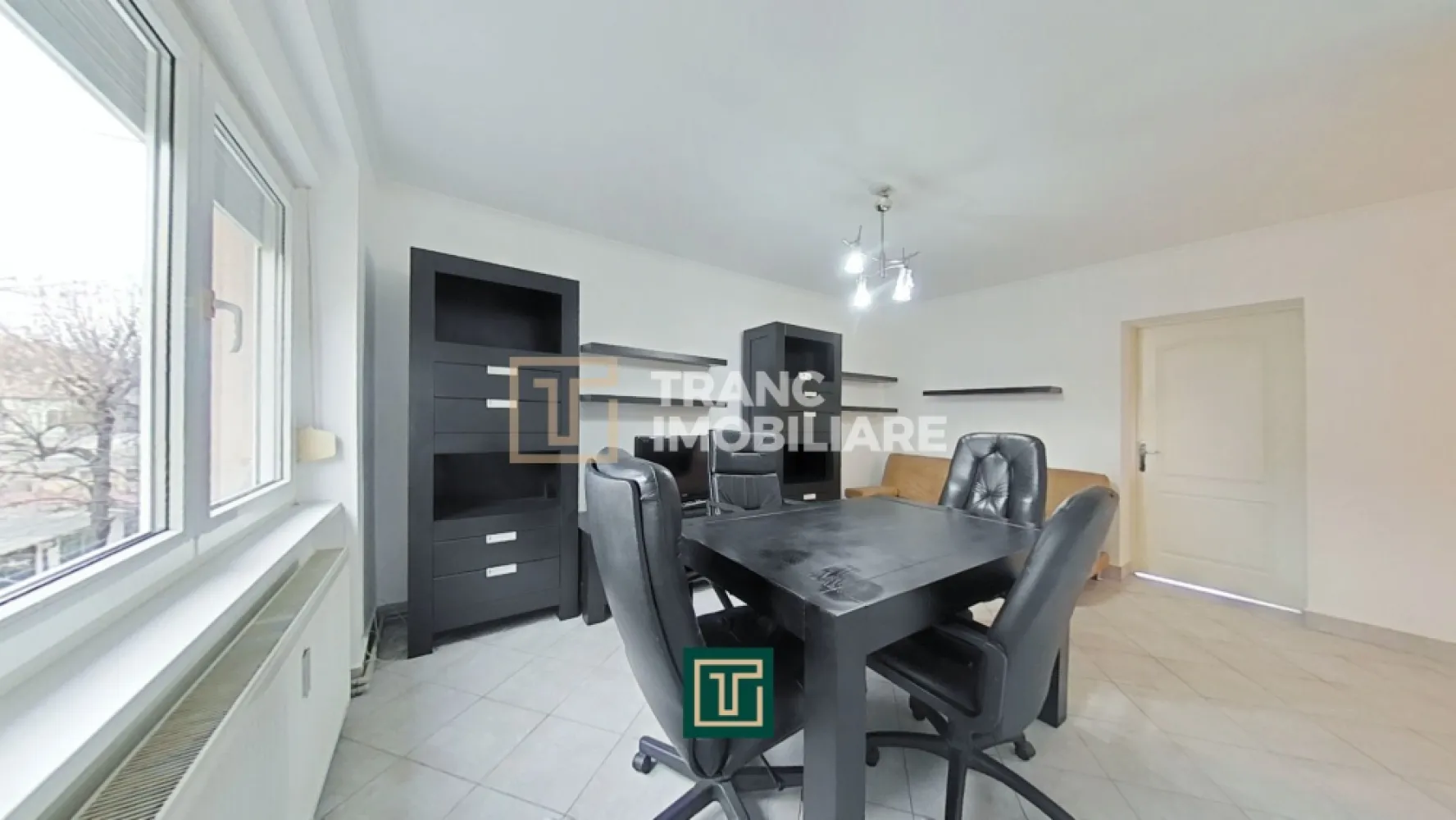 Apartament 2 camere de închiriat – Bulevardul Revoluției, Arad | Locație premium - Îți propunem spre închiriere un apartament cochet cu 2 camere, situat pe Bulevardul Revoluției, în inima orașului Arad, o zonă extrem de apreciată pentru accesul rapid la toate facilitățile urbane.

Locuința are o suprafață utilă de 57 mp (69 mp construiți) și este compartimentată practic în dormitor, living, bucătărie, baie și balcon, fiind potrivită atât pentru o persoană, cât și pentru un cuplu. Apartamentul este situat la etajul 2 din 3, un etaj intermediar ideal.

Proprietatea a fost recent renovată, fiind proaspăt zugrăvită și în curs de actualizare a mobilierului, oferind un ambient curat și primitor. Un mare avantaj îl reprezintă vederea directă către bulevard, dar și faptul că beneficiază de loc de parcare la liber în curte.

Confortul este asigurat de centrala termică proprie pe gaz, iar poziționarea excelentă îți oferă acces imediat la tot ce ai nevoie: stație de tramvai, magazine, bănci, cafenele, farmacii, precum și zona Malul Mureșului sau Complexul Ziridava.

Un apartament ideal pentru cei care își doresc confort, accesibilitate și o locație centrală premium.