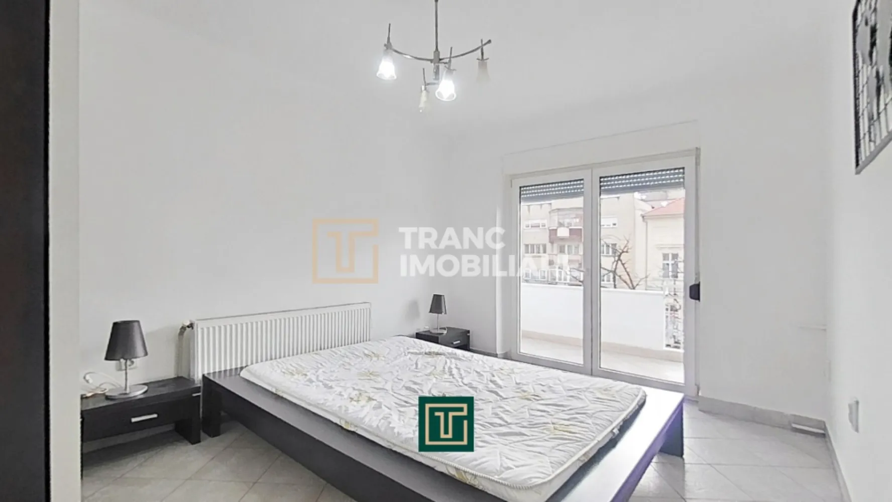 Apartament 2 camere de închiriat – Bulevardul Revoluției, Arad | Locație premium - Îți propunem spre închiriere un apartament cochet cu 2 camere, situat pe Bulevardul Revoluției, în inima orașului Arad, o zonă extrem de apreciată pentru accesul rapid la toate facilitățile urbane.

Locuința are o suprafață utilă de 57 mp (69 mp construiți) și este compartimentată practic în dormitor, living, bucătărie, baie și balcon, fiind potrivită atât pentru o persoană, cât și pentru un cuplu. Apartamentul este situat la etajul 2 din 3, un etaj intermediar ideal.

Proprietatea a fost recent renovată, fiind proaspăt zugrăvită și în curs de actualizare a mobilierului, oferind un ambient curat și primitor. Un mare avantaj îl reprezintă vederea directă către bulevard, dar și faptul că beneficiază de loc de parcare la liber în curte.

Confortul este asigurat de centrala termică proprie pe gaz, iar poziționarea excelentă îți oferă acces imediat la tot ce ai nevoie: stație de tramvai, magazine, bănci, cafenele, farmacii, precum și zona Malul Mureșului sau Complexul Ziridava.

Un apartament ideal pentru cei care își doresc confort, accesibilitate și o locație centrală premium.