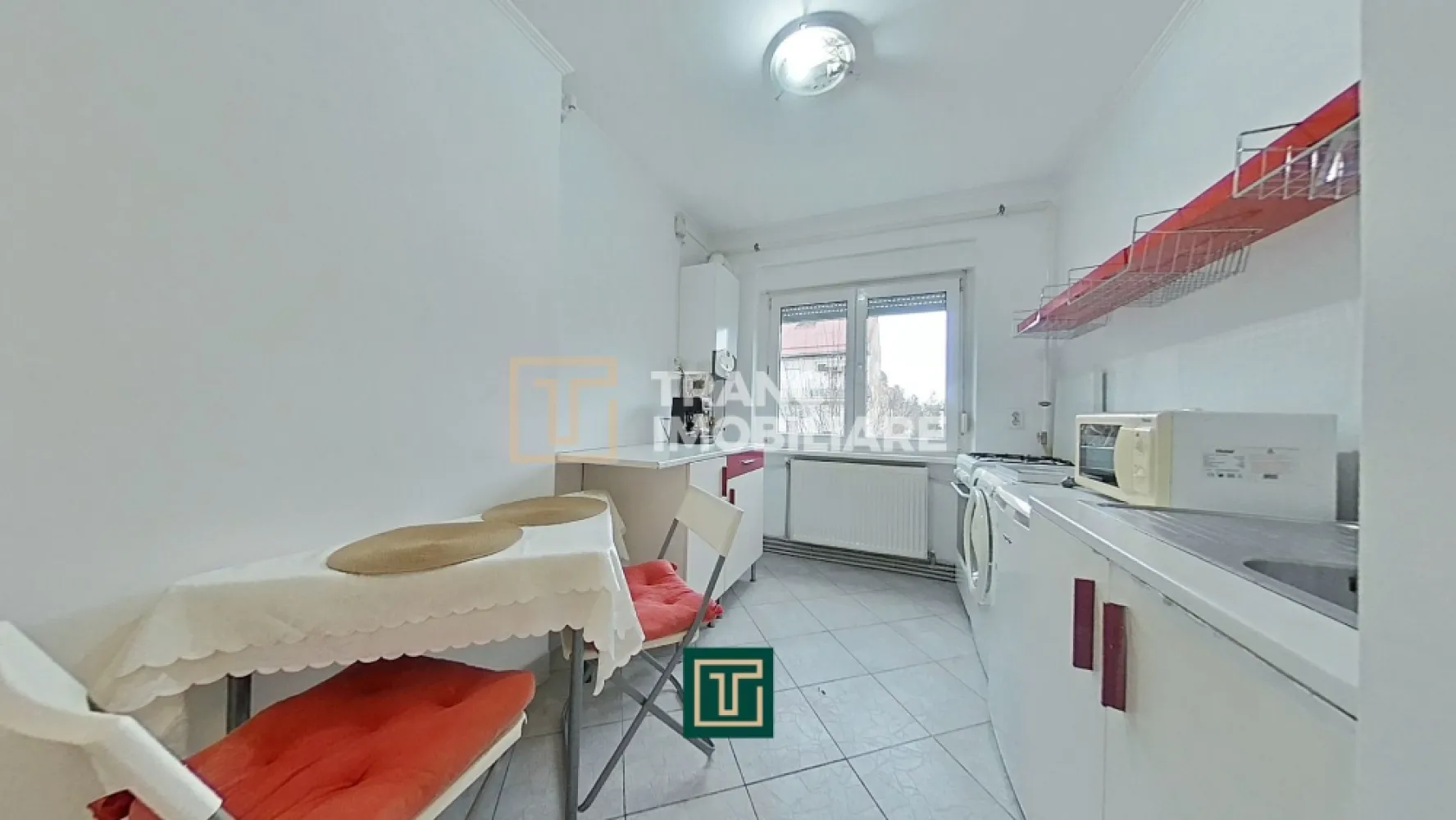 Apartament 2 camere de închiriat – Bulevardul Revoluției, Arad | Locație premium - Îți propunem spre închiriere un apartament cochet cu 2 camere, situat pe Bulevardul Revoluției, în inima orașului Arad, o zonă extrem de apreciată pentru accesul rapid la toate facilitățile urbane.

Locuința are o suprafață utilă de 57 mp (69 mp construiți) și este compartimentată practic în dormitor, living, bucătărie, baie și balcon, fiind potrivită atât pentru o persoană, cât și pentru un cuplu. Apartamentul este situat la etajul 2 din 3, un etaj intermediar ideal.

Proprietatea a fost recent renovată, fiind proaspăt zugrăvită și în curs de actualizare a mobilierului, oferind un ambient curat și primitor. Un mare avantaj îl reprezintă vederea directă către bulevard, dar și faptul că beneficiază de loc de parcare la liber în curte.

Confortul este asigurat de centrala termică proprie pe gaz, iar poziționarea excelentă îți oferă acces imediat la tot ce ai nevoie: stație de tramvai, magazine, bănci, cafenele, farmacii, precum și zona Malul Mureșului sau Complexul Ziridava.

Un apartament ideal pentru cei care își doresc confort, accesibilitate și o locație centrală premium.