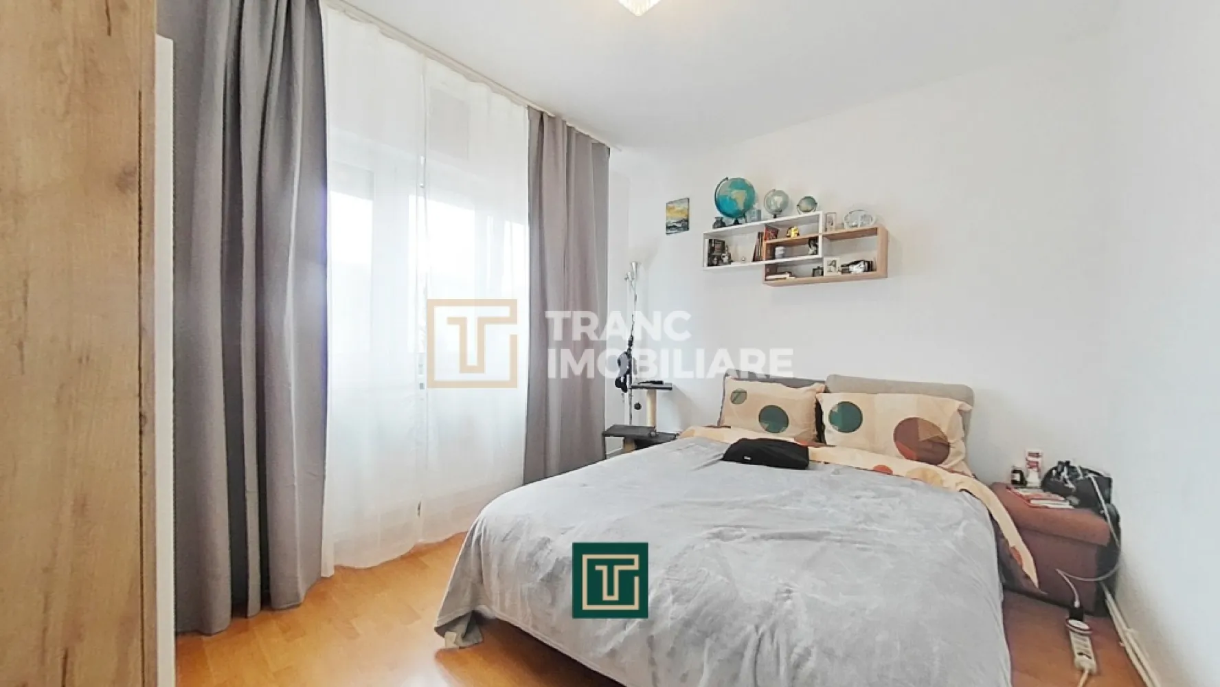 Apartament 3 camere de vânzare – Aurel Vlaicu (zona X-uri), Arad - Vă propunem spre vânzare un apartament cu 3 camere, situat în cartierul Aurel Vlaicu, în zona X-uri, una dintre cele mai accesibile și bine conectate zone din Arad.

Locuința are o suprafață utilă de 51 mp și o suprafață construită de 61 mp, fiind compartimentată semidecomandat în living, 2 dormitoare, bucătărie, baie și balcon. Apartamentul este situat la etajul 7 din 10, într-un bloc dotat cu lift, oferind o vedere frumoasă și multă lumină naturală.

Proprietatea a fost recent renovată, fiind proaspăt zugrăvită și beneficiind de mobilier parțial schimbat, care rămâne în apartament. Un avantaj important este centrala termică proprie pe gaz, nou montată, oferind confort termic și control asupra costurilor.

Zona este una foarte bună, cu acces rapid la mijloace de transport în comun, magazine și alte facilități, dar în același timp oferă un ambient liniștit, potrivit pentru locuit.

Datorită poziției și compartimentării, apartamentul este ideal atât pentru locuință proprie, cât și ca investiție pentru închiriere.

O oportunitate excelentă pentru cei care caută un apartament practic, bine poziționat și pregătit pentru mutare!