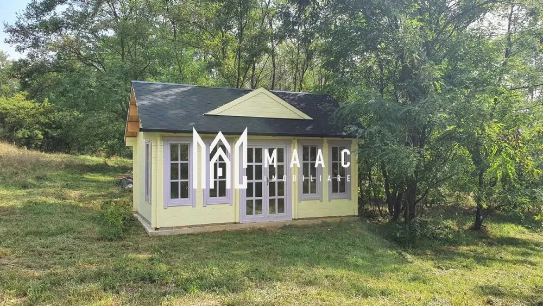 Teren | Mohu | 1703 MP | - MAAC IMOBILIARE vă oferă teren superb de vânzare în Mohu, la marginea satului, pe dealul din spatele bisericii. Suprafața terenului este de 1703 m², cu deschidere de 25,74 m și lungime de 70,9 m. Terenul este acoperit de o pădure de salcâmi tineri, printre care s-au construit 3 anexe din lemn, cu autorizație de construcție. Cabanele de lemn de pin nordic sunt construite pe fundație de beton, iar acoperișul este izolat și acoperit cu șindrilă. Terenul este racordat la apă curentă și dispune de fosă septică pentru canalizare (fosa septică are o capacitate de 2000 m³). Pentru mai multe detalii specificati ca ati vazut anuntul cu ID: CP2297889 }}