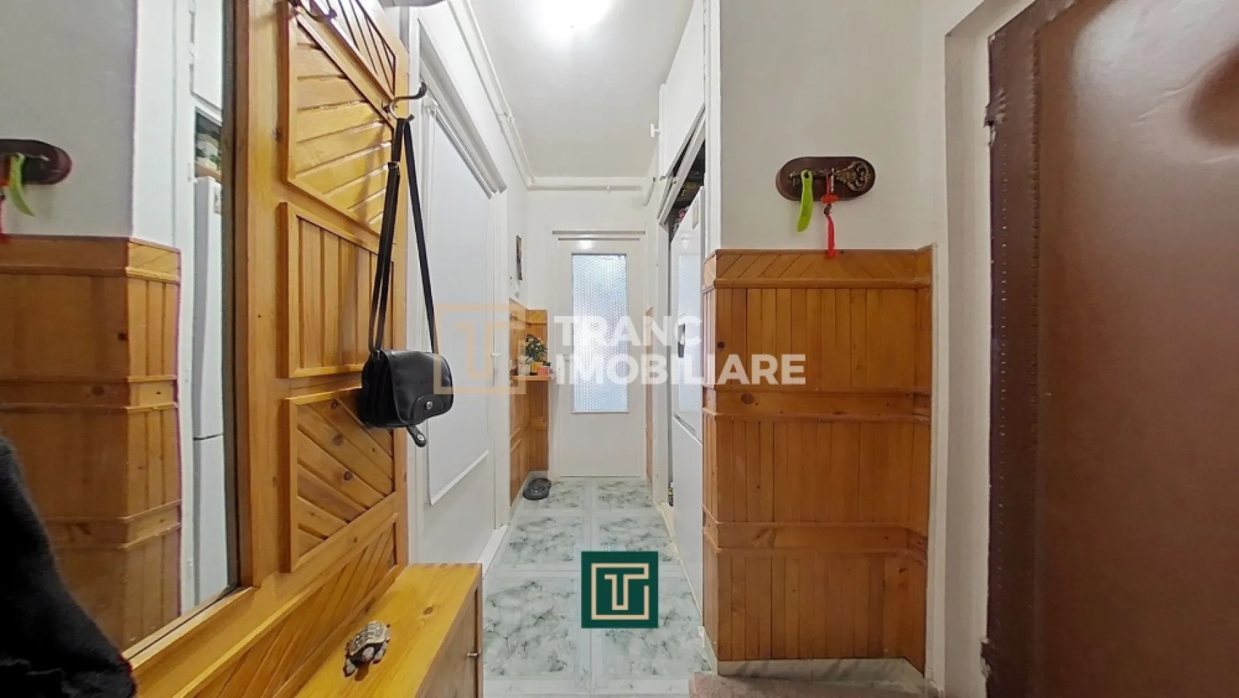 Apartament 3 camere de vânzare – Aurel Vlaicu (zona X-uri), Arad - Vă propunem spre vânzare un apartament cu 3 camere, situat în cartierul Aurel Vlaicu, în zona X-uri, una dintre cele mai accesibile și bine conectate zone din Arad.

Locuința are o suprafață utilă de 51 mp și o suprafață construită de 61 mp, fiind compartimentată semidecomandat în living, 2 dormitoare, bucătărie, baie și balcon. Apartamentul este situat la etajul 7 din 10, într-un bloc dotat cu lift, oferind o vedere frumoasă și multă lumină naturală.

Proprietatea a fost recent renovată, fiind proaspăt zugrăvită și beneficiind de mobilier parțial schimbat, care rămâne în apartament. Un avantaj important este centrala termică proprie pe gaz, nou montată, oferind confort termic și control asupra costurilor.

Zona este una foarte bună, cu acces rapid la mijloace de transport în comun, magazine și alte facilități, dar în același timp oferă un ambient liniștit, potrivit pentru locuit.

Datorită poziției și compartimentării, apartamentul este ideal atât pentru locuință proprie, cât și ca investiție pentru închiriere.

O oportunitate excelentă pentru cei care caută un apartament practic, bine poziționat și pregătit pentru mutare!