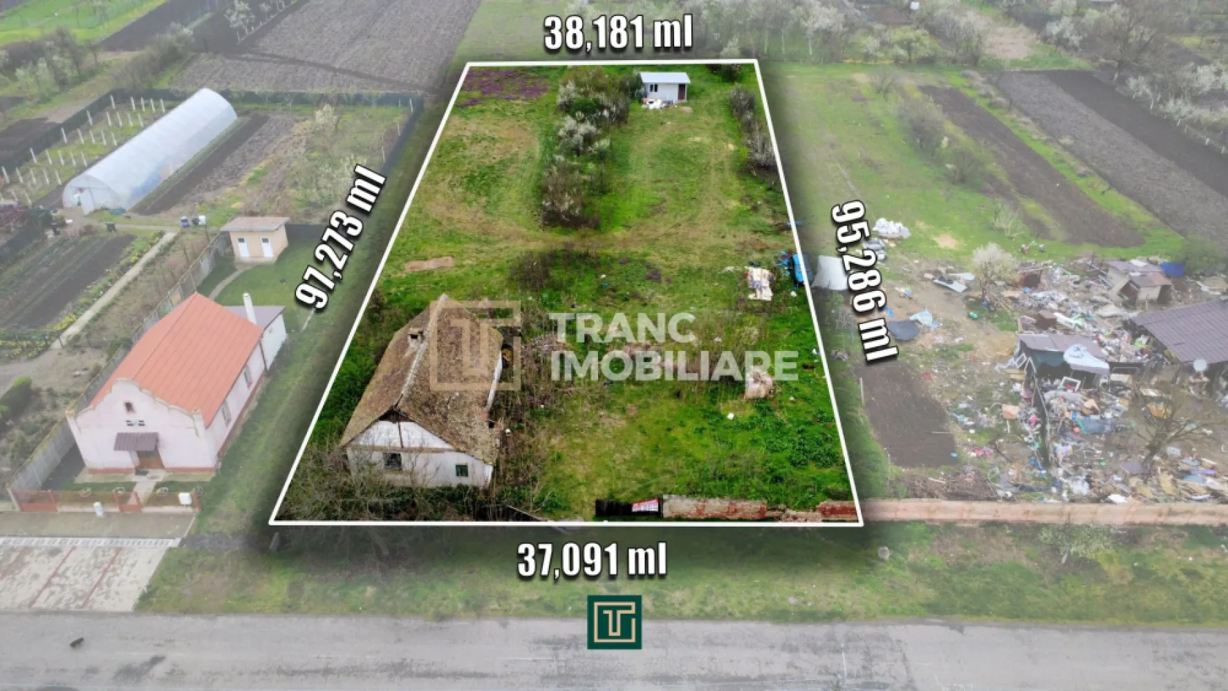 Teren intravilan 3.593 mp de vânzare în Parța - Vă prezentăm spre vânzare un teren intravilan cu o suprafață generoasă de 3.593 mp, situat în localitatea Parța, într-o zonă de case liniștită și bine cotată. Proprietatea dispune de un front stradal de 37 ml, oferind multiple posibilități de dezvoltare și acces facil.

Terenul este amplasat la aproximativ 500 de metri de Primărie, ceea ce îi conferă o poziționare excelentă în cadrul localității, cu acces rapid către principalele puncte de interes. Pe teren se află o construcție veche, care necesită demolare, însă acest aspect reprezintă un avantaj pentru cei care își doresc să dezvolte un proiect nou, fără constrângeri.

Un mare plus al proprietății îl reprezintă utilitățile, care se află la aproximativ 5 metri de teren: curent, apă, canalizare și gaz, facilitând astfel racordarea rapidă și costuri reduse pentru viitorul proiect.

Datorită dimensiunii sale impresionante, terenul este ideal atât pentru construirea unei locuințe individuale spațioase, cât și pentru investiții imobiliare, fiind pretabil pentru parcelare și dezvoltarea unui mic ansamblu de case. Zona este una foarte bună, în continuă dezvoltare, cu potențial ridicat de creștere a valorii în timp.

Această proprietate reprezintă o oportunitate excelentă pentru investitori sau pentru cei care își doresc să construiască într-un cadru liniștit, dar bine conectat.

Pentru mai multe detalii sau pentru programarea unei vizionări, vă stăm cu drag la dispoziție!