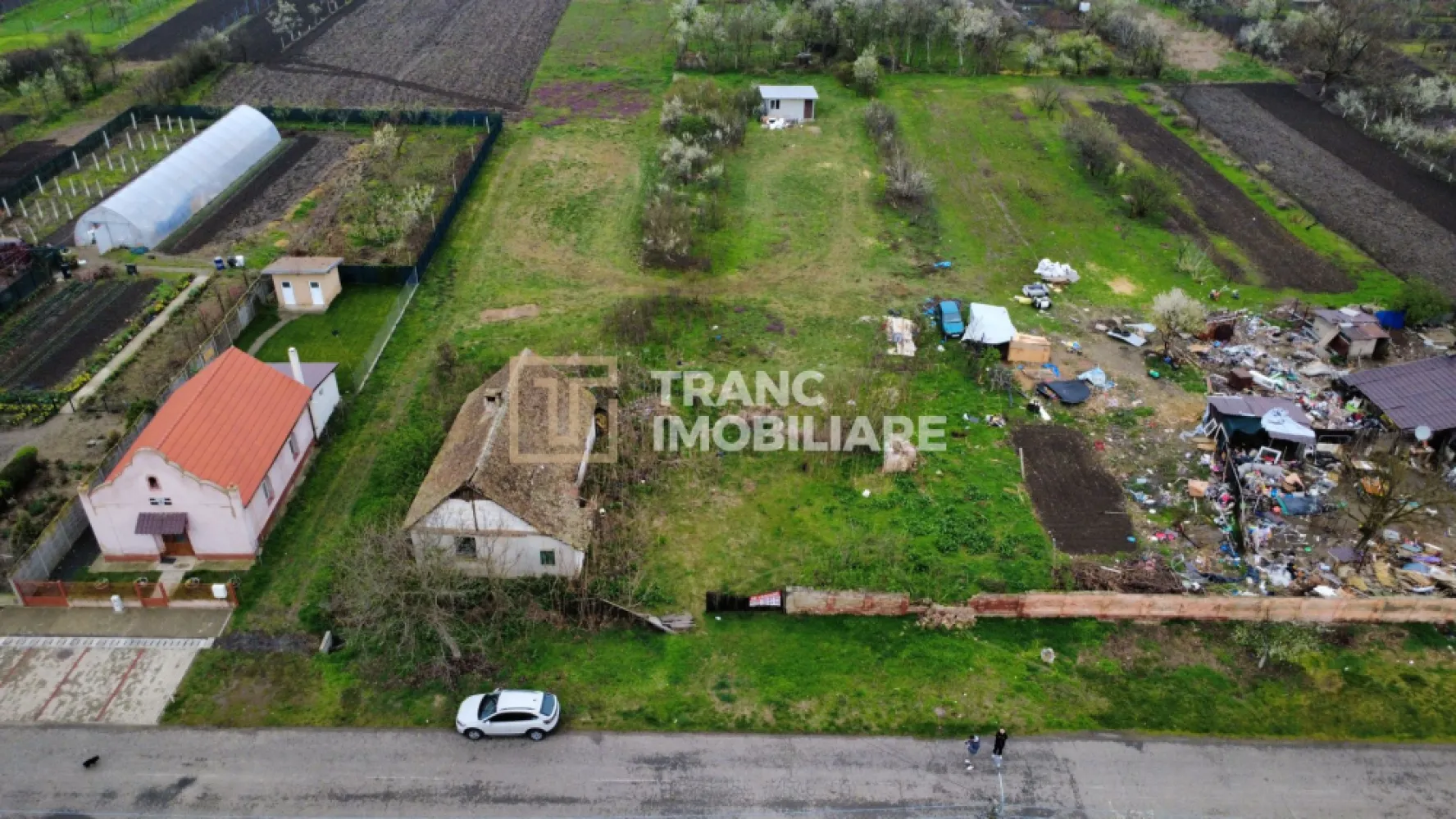 Teren intravilan 3.593 mp de vânzare în Parța - Vă prezentăm spre vânzare un teren intravilan cu o suprafață generoasă de 3.593 mp, situat în localitatea Parța, într-o zonă de case liniștită și bine cotată. Proprietatea dispune de un front stradal de 37 ml, oferind multiple posibilități de dezvoltare și acces facil.

Terenul este amplasat la aproximativ 500 de metri de Primărie, ceea ce îi conferă o poziționare excelentă în cadrul localității, cu acces rapid către principalele puncte de interes. Pe teren se află o construcție veche, care necesită demolare, însă acest aspect reprezintă un avantaj pentru cei care își doresc să dezvolte un proiect nou, fără constrângeri.

Un mare plus al proprietății îl reprezintă utilitățile, care se află la aproximativ 5 metri de teren: curent, apă, canalizare și gaz, facilitând astfel racordarea rapidă și costuri reduse pentru viitorul proiect.

Datorită dimensiunii sale impresionante, terenul este ideal atât pentru construirea unei locuințe individuale spațioase, cât și pentru investiții imobiliare, fiind pretabil pentru parcelare și dezvoltarea unui mic ansamblu de case. Zona este una foarte bună, în continuă dezvoltare, cu potențial ridicat de creștere a valorii în timp.

Această proprietate reprezintă o oportunitate excelentă pentru investitori sau pentru cei care își doresc să construiască într-un cadru liniștit, dar bine conectat.

Pentru mai multe detalii sau pentru programarea unei vizionări, vă stăm cu drag la dispoziție!