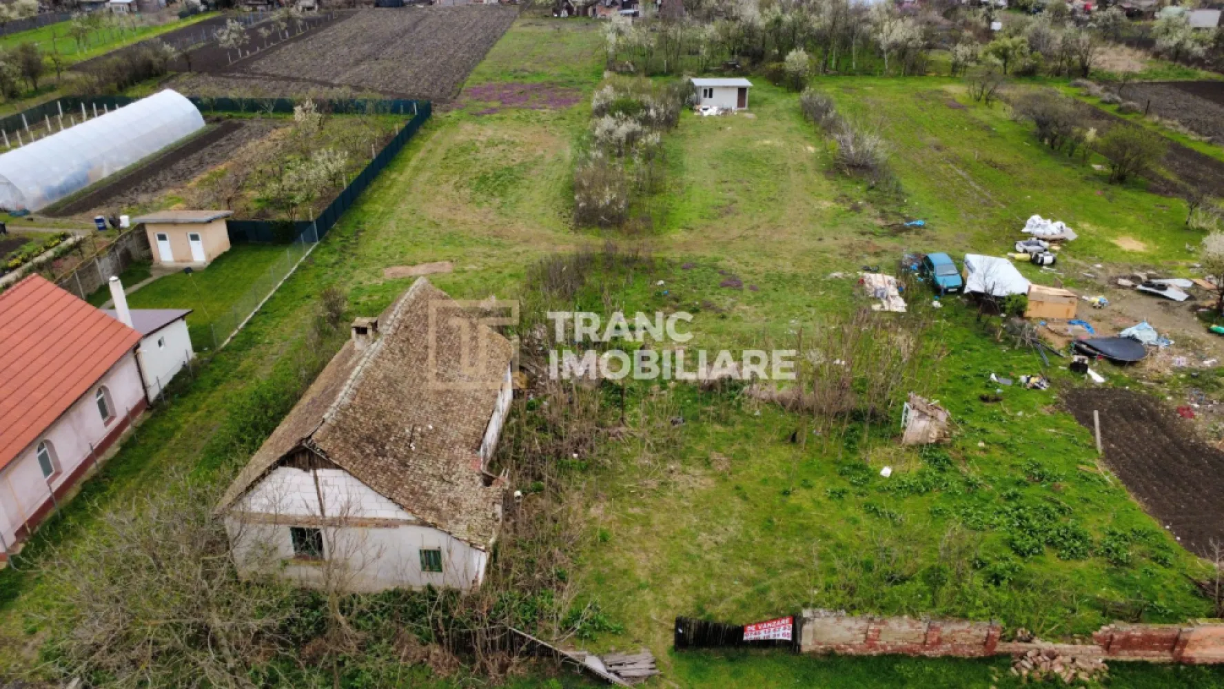 Teren intravilan 3.593 mp de vânzare în Parța - Vă prezentăm spre vânzare un teren intravilan cu o suprafață generoasă de 3.593 mp, situat în localitatea Parța, într-o zonă de case liniștită și bine cotată. Proprietatea dispune de un front stradal de 37 ml, oferind multiple posibilități de dezvoltare și acces facil.

Terenul este amplasat la aproximativ 500 de metri de Primărie, ceea ce îi conferă o poziționare excelentă în cadrul localității, cu acces rapid către principalele puncte de interes. Pe teren se află o construcție veche, care necesită demolare, însă acest aspect reprezintă un avantaj pentru cei care își doresc să dezvolte un proiect nou, fără constrângeri.

Un mare plus al proprietății îl reprezintă utilitățile, care se află la aproximativ 5 metri de teren: curent, apă, canalizare și gaz, facilitând astfel racordarea rapidă și costuri reduse pentru viitorul proiect.

Datorită dimensiunii sale impresionante, terenul este ideal atât pentru construirea unei locuințe individuale spațioase, cât și pentru investiții imobiliare, fiind pretabil pentru parcelare și dezvoltarea unui mic ansamblu de case. Zona este una foarte bună, în continuă dezvoltare, cu potențial ridicat de creștere a valorii în timp.

Această proprietate reprezintă o oportunitate excelentă pentru investitori sau pentru cei care își doresc să construiască într-un cadru liniștit, dar bine conectat.

Pentru mai multe detalii sau pentru programarea unei vizionări, vă stăm cu drag la dispoziție!