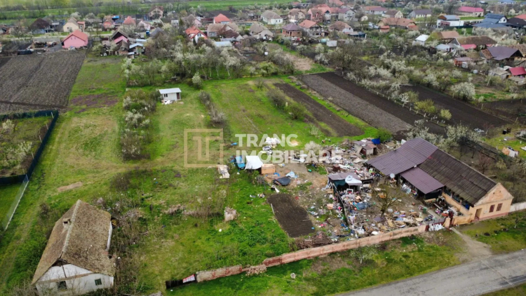 Teren intravilan 3.593 mp de vânzare în Parța