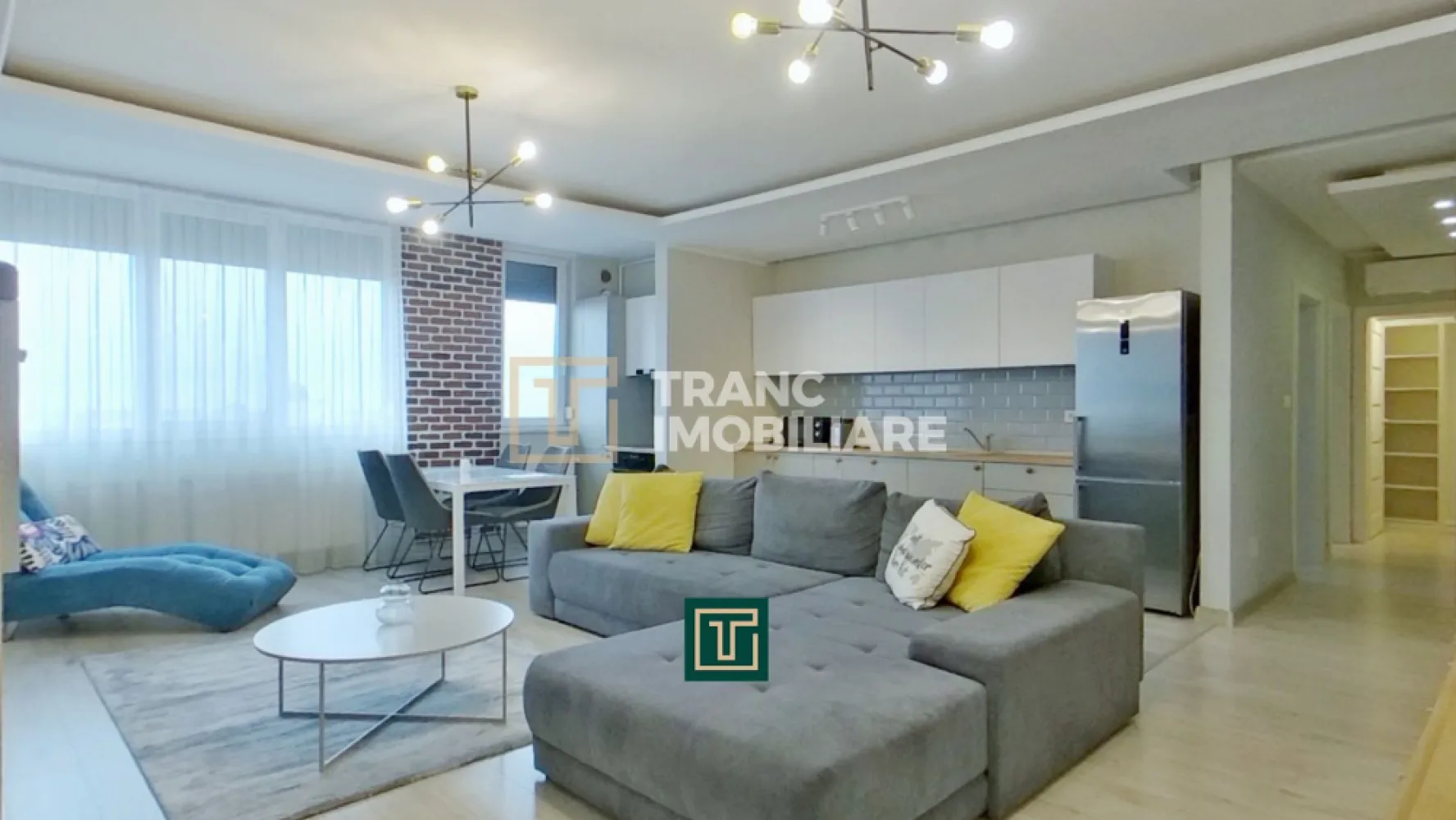 Apartament 2 camere de închiriat – spațios, view panoramic, Podgoria – Urbana - Tranc Imobiliare vă propune spre închiriere un apartament modern cu 2 camere, situat în zona Podgoria – Urbana din Arad, una dintre cele mai apreciate locații din oraș.

Cu o suprafață utilă generoasă de 72 mp (106 mp construiți), locuința este amplasată la etajul 10 din 10 într-un bloc modern construit în 2014, cu acces securizat. Poziționarea la ultimul etaj oferă un mare avantaj: o priveliște panoramică spectaculoasă asupra orașului și multă lumină naturală pe tot parcursul zilei.

Apartamentul este semidecomandat și dispune de un living spațios, dormitor confortabil, baie, balcon și o compartimentare practică, ideală pentru un stil de viață modern. Finisajele sunt de calitate, iar atmosfera generală este una primitoare și elegantă.

Printre beneficii se numără locul de parcare inclus, confortul oferit de un bloc nou și accesul rapid către toate punctele de interes: mijloace de transport, magazine, cafenele și instituții importante.

Zona Podgoria este recunoscută pentru poziționarea excelentă și conexiunile rapide către orice parte a orașului, fiind ideală pentru cei care își doresc confort, accesibilitate și un view deosebit.

💰 Garanție: echivalentul a 2 luni de chirie

Un apartament ideal pentru cei care caută spațiu, lumină și o locație premium!