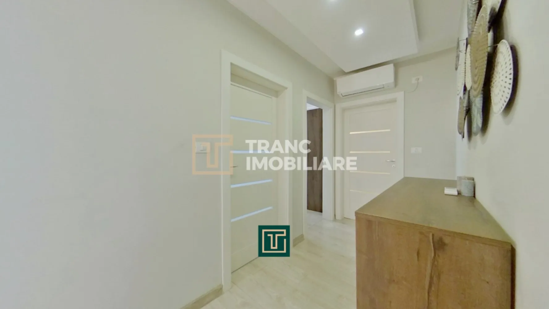 Apartament 2 camere de închiriat – spațios, view panoramic, Podgoria – Urbana - Tranc Imobiliare vă propune spre închiriere un apartament modern cu 2 camere, situat în zona Podgoria – Urbana din Arad, una dintre cele mai apreciate locații din oraș.

Cu o suprafață utilă generoasă de 72 mp (106 mp construiți), locuința este amplasată la etajul 10 din 10 într-un bloc modern construit în 2014, cu acces securizat. Poziționarea la ultimul etaj oferă un mare avantaj: o priveliște panoramică spectaculoasă asupra orașului și multă lumină naturală pe tot parcursul zilei.

Apartamentul este semidecomandat și dispune de un living spațios, dormitor confortabil, baie, balcon și o compartimentare practică, ideală pentru un stil de viață modern. Finisajele sunt de calitate, iar atmosfera generală este una primitoare și elegantă.

Printre beneficii se numără locul de parcare inclus, confortul oferit de un bloc nou și accesul rapid către toate punctele de interes: mijloace de transport, magazine, cafenele și instituții importante.

Zona Podgoria este recunoscută pentru poziționarea excelentă și conexiunile rapide către orice parte a orașului, fiind ideală pentru cei care își doresc confort, accesibilitate și un view deosebit.

💰 Garanție: echivalentul a 2 luni de chirie

Un apartament ideal pentru cei care caută spațiu, lumină și o locație premium!