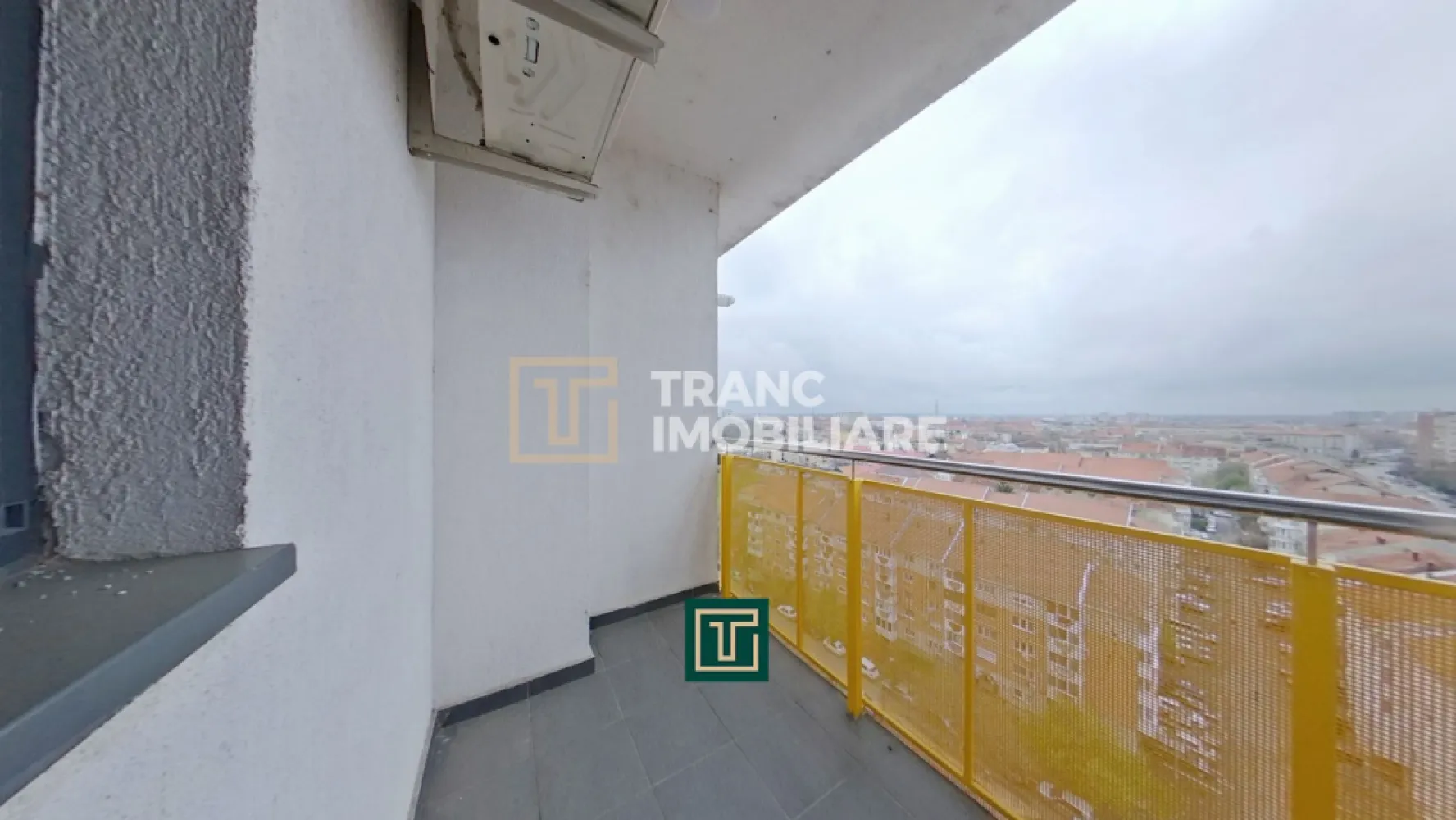Apartament 2 camere de închiriat – spațios, view panoramic, Podgoria – Urbana - Tranc Imobiliare vă propune spre închiriere un apartament modern cu 2 camere, situat în zona Podgoria – Urbana din Arad, una dintre cele mai apreciate locații din oraș.

Cu o suprafață utilă generoasă de 72 mp (106 mp construiți), locuința este amplasată la etajul 10 din 10 într-un bloc modern construit în 2014, cu acces securizat. Poziționarea la ultimul etaj oferă un mare avantaj: o priveliște panoramică spectaculoasă asupra orașului și multă lumină naturală pe tot parcursul zilei.

Apartamentul este semidecomandat și dispune de un living spațios, dormitor confortabil, baie, balcon și o compartimentare practică, ideală pentru un stil de viață modern. Finisajele sunt de calitate, iar atmosfera generală este una primitoare și elegantă.

Printre beneficii se numără locul de parcare inclus, confortul oferit de un bloc nou și accesul rapid către toate punctele de interes: mijloace de transport, magazine, cafenele și instituții importante.

Zona Podgoria este recunoscută pentru poziționarea excelentă și conexiunile rapide către orice parte a orașului, fiind ideală pentru cei care își doresc confort, accesibilitate și un view deosebit.

💰 Garanție: echivalentul a 2 luni de chirie

Un apartament ideal pentru cei care caută spațiu, lumină și o locație premium!