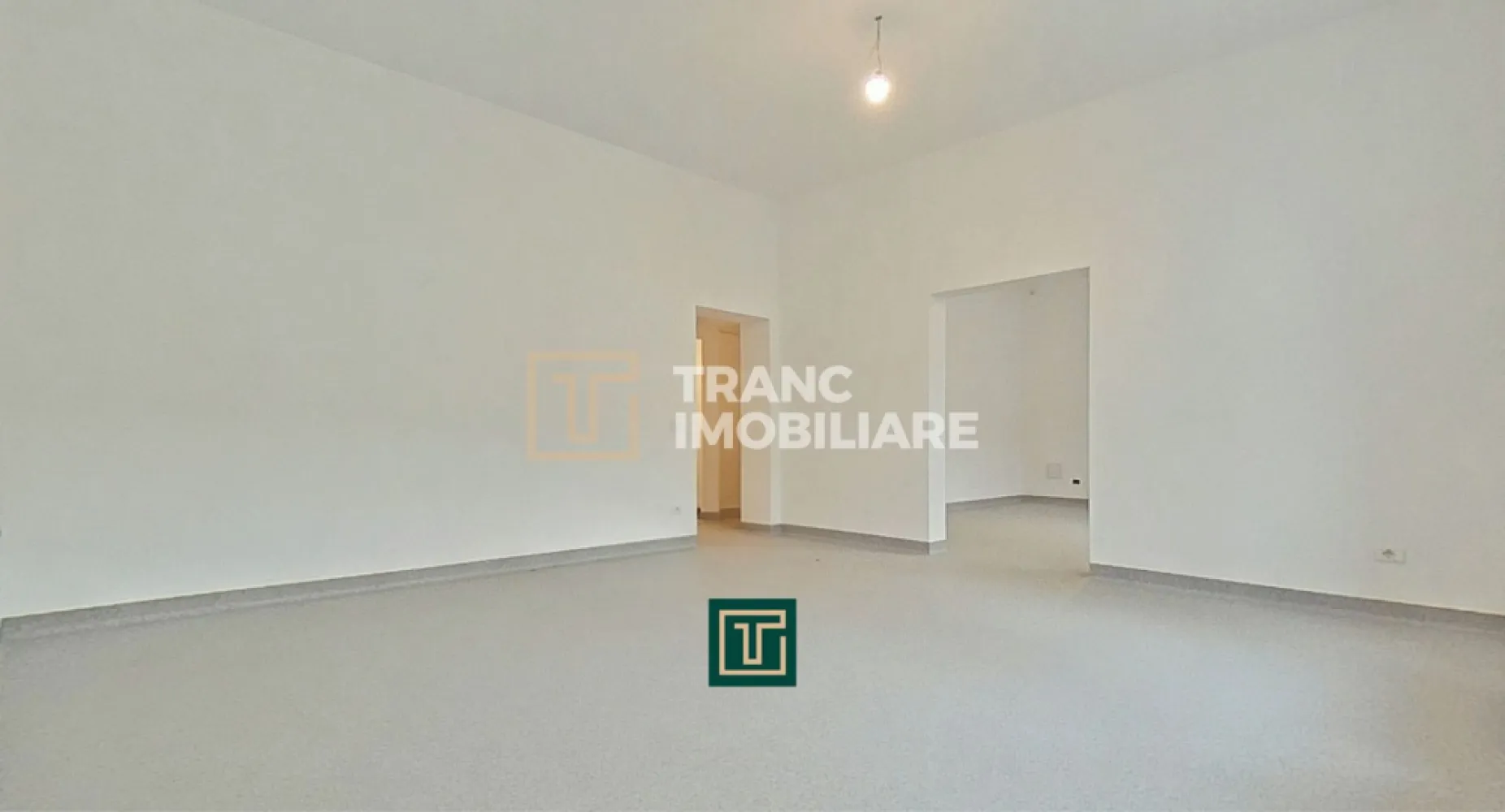 Spațiu comercial de închiriat, renovat recent – zonă centrală, lângă Piața Mică, - Vă propunem spre închiriere un spațiu comercial generos, situat la parter, într-o zonă centrală excelentă din Arad, chiar în apropiere de Piața Mică – o locație cu trafic pietonal intens și vizibilitate foarte bună pentru orice tip de activitate.

Spațiul are o suprafață utilă de 103 mp (152 mp construiți) și este compartimentat eficient în 4 camere, 2 băi, 2 spații de depozitare și un coridor, oferind flexibilitate în organizare și utilizare.

Renovat recent în 2024, imobilul este primitor, îngrijit și pregătit pentru desfășurarea imediată a activității. Dispune de centrală termică pe gaz și calorifere metalice, asigurând confort termic și costuri de întreținere eficiente.

Datorită compartimentării și poziționării, spațiul este ideal pentru o varietate de activități: cabinet de analize, clinică dentară, birouri, sală de cursuri sau chiar spațiu de producție ușoară.

Zona este un mare avantaj, fiind aproape de spitalul municipal, magazine, hypermarketuri, cafenele și alte puncte de interes, ceea ce asigură un flux constant de potențiali clienți.

Un spațiu versatil, într-o locație premium – alegerea potrivită pentru dezvoltarea afacerii tale!