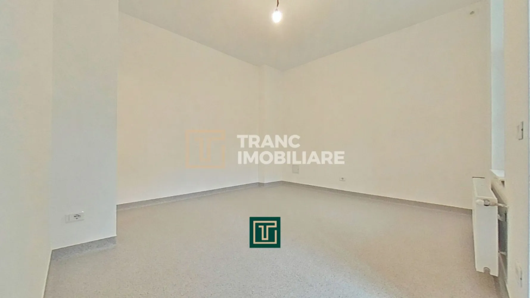 Spațiu comercial de închiriat, renovat recent – zonă centrală, lângă Piața Mică, - Vă propunem spre închiriere un spațiu comercial generos, situat la parter, într-o zonă centrală excelentă din Arad, chiar în apropiere de Piața Mică – o locație cu trafic pietonal intens și vizibilitate foarte bună pentru orice tip de activitate.

Spațiul are o suprafață utilă de 103 mp (152 mp construiți) și este compartimentat eficient în 4 camere, 2 băi, 2 spații de depozitare și un coridor, oferind flexibilitate în organizare și utilizare.

Renovat recent în 2024, imobilul este primitor, îngrijit și pregătit pentru desfășurarea imediată a activității. Dispune de centrală termică pe gaz și calorifere metalice, asigurând confort termic și costuri de întreținere eficiente.

Datorită compartimentării și poziționării, spațiul este ideal pentru o varietate de activități: cabinet de analize, clinică dentară, birouri, sală de cursuri sau chiar spațiu de producție ușoară.

Zona este un mare avantaj, fiind aproape de spitalul municipal, magazine, hypermarketuri, cafenele și alte puncte de interes, ceea ce asigură un flux constant de potențiali clienți.

Un spațiu versatil, într-o locație premium – alegerea potrivită pentru dezvoltarea afacerii tale!