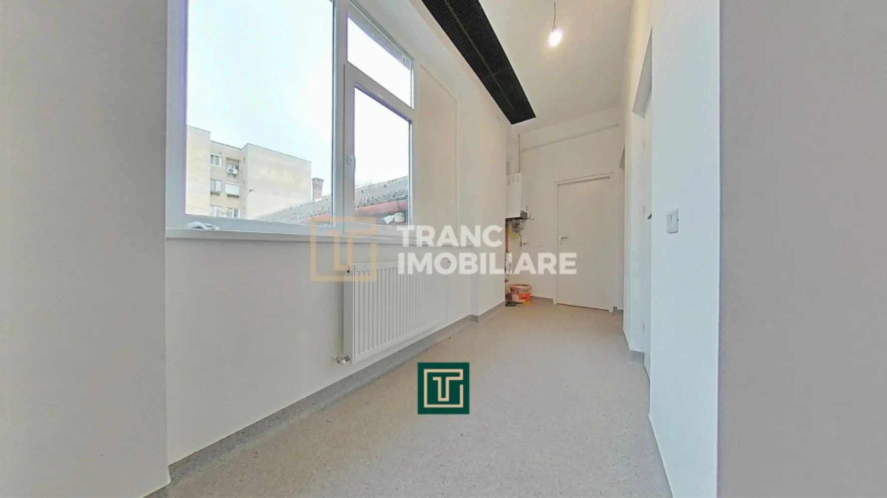 Spațiu comercial de închiriat, renovat recent – zonă centrală, lângă Piața Mică, - Vă propunem spre închiriere un spațiu comercial generos, situat la parter, într-o zonă centrală excelentă din Arad, chiar în apropiere de Piața Mică – o locație cu trafic pietonal intens și vizibilitate foarte bună pentru orice tip de activitate.

Spațiul are o suprafață utilă de 103 mp (152 mp construiți) și este compartimentat eficient în 4 camere, 2 băi, 2 spații de depozitare și un coridor, oferind flexibilitate în organizare și utilizare.

Renovat recent în 2024, imobilul este primitor, îngrijit și pregătit pentru desfășurarea imediată a activității. Dispune de centrală termică pe gaz și calorifere metalice, asigurând confort termic și costuri de întreținere eficiente.

Datorită compartimentării și poziționării, spațiul este ideal pentru o varietate de activități: cabinet de analize, clinică dentară, birouri, sală de cursuri sau chiar spațiu de producție ușoară.

Zona este un mare avantaj, fiind aproape de spitalul municipal, magazine, hypermarketuri, cafenele și alte puncte de interes, ceea ce asigură un flux constant de potențiali clienți.

Un spațiu versatil, într-o locație premium – alegerea potrivită pentru dezvoltarea afacerii tale!