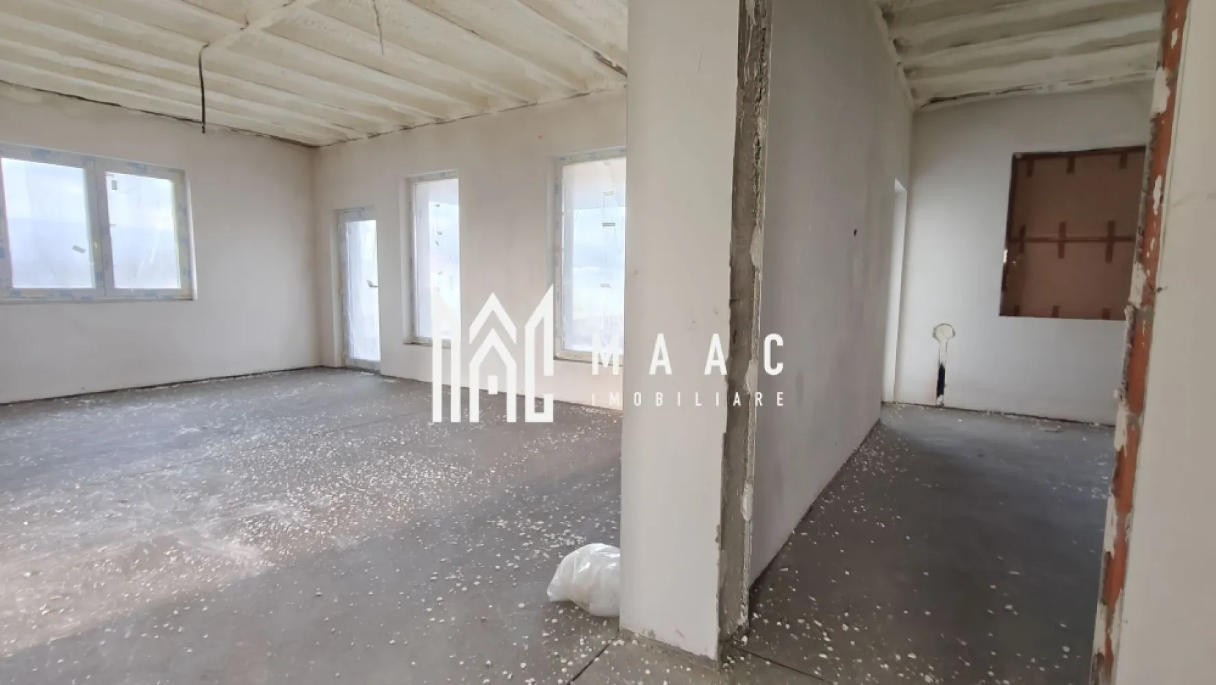 Casă tip duplex I 3 camere I Curte I Panouri solare I Cristian - MAAC Imobiliare propune spre vânzare o parte a unei case tip duplex, construită și intabulată în 2025, amplasată într-o zonă liniștită din comuna Cristian. 

Proprietatea dispune de un teren de 479 mp, o amprentă la sol de 142 mp, o suprafață utilă de 103 mp, două locuri de parcare și curte proprie, oferind un echilibru ideal între confort și funcționalitate.

Locuința este compartimentată eficient, cu un living generos prevăzut cu zonă de dining și acces pe terasă, bucătărie separată, două dormitoare (unul dintre ele dotat cu dressing), baie principală, baie de serviciu, cameră tehnică și hol de acces. 
De asemenea, podul este accesibil prin scară ascunsă și poate fi folosit ca spațiu suplimentar de depozitare.

Construcția este realizată din cărămidă pe fundație de beton izolată cu polistiren extrudat, pereții exteriori fiind termoizolați cu polistiren de 15 cm, iar tavanul cu spumă poliuretanică cu celulă închisă. 
Acoperișul este executat din cherestea cu folie anticondens și acoperit cu țiglă Bramac gri antracit, completat de panouri solare. 
Tâmplăria PVC cu 3 foi de sticlă și peretele comun dublat contribuie la un nivel ridicat de izolare fonică și termică.

Proprietatea este racordată la gaz, apă, canalizare și electricitate, având instalațiile interioare finalizate, încălzire în pardoseală, precum și panouri solare cu baterii de stocare deja instalate. 
Construită conform noilor standarde, locuința se încadrează în clasa energetică A.

Predarea este programată pentru mai 2026, în stadiul de exterior la cheie, iar interiorul poate fi livrat la alb sau la cheie, în funcție de preferințele viitorului proprietar.

Pentru mai multe detalii, contactați MAAC Imobiliare și specificați ID CP2937678