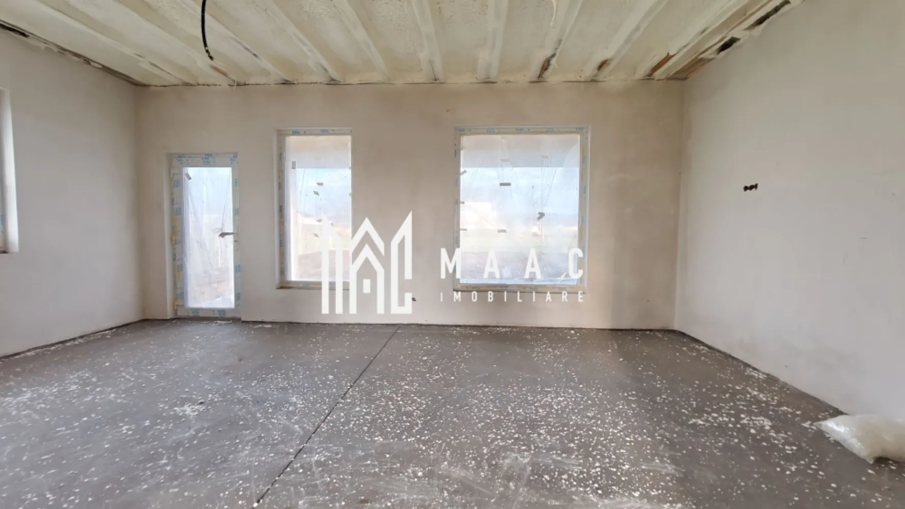 Casă tip duplex I 3 camere I Curte I Panouri solare I Cristian - MAAC Imobiliare propune spre vânzare o parte a unei case tip duplex, construită și intabulată în 2025, amplasată într-o zonă liniștită din comuna Cristian. 

Proprietatea dispune de un teren de 479 mp, o amprentă la sol de 142 mp, o suprafață utilă de 103 mp, două locuri de parcare și curte proprie, oferind un echilibru ideal între confort și funcționalitate.

Locuința este compartimentată eficient, cu un living generos prevăzut cu zonă de dining și acces pe terasă, bucătărie separată, două dormitoare (unul dintre ele dotat cu dressing), baie principală, baie de serviciu, cameră tehnică și hol de acces. 
De asemenea, podul este accesibil prin scară ascunsă și poate fi folosit ca spațiu suplimentar de depozitare.

Construcția este realizată din cărămidă pe fundație de beton izolată cu polistiren extrudat, pereții exteriori fiind termoizolați cu polistiren de 15 cm, iar tavanul cu spumă poliuretanică cu celulă închisă. 
Acoperișul este executat din cherestea cu folie anticondens și acoperit cu țiglă Bramac gri antracit, completat de panouri solare. 
Tâmplăria PVC cu 3 foi de sticlă și peretele comun dublat contribuie la un nivel ridicat de izolare fonică și termică.

Proprietatea este racordată la gaz, apă, canalizare și electricitate, având instalațiile interioare finalizate, încălzire în pardoseală, precum și panouri solare cu baterii de stocare deja instalate. 
Construită conform noilor standarde, locuința se încadrează în clasa energetică A.

Predarea este programată pentru mai 2026, în stadiul de exterior la cheie, iar interiorul poate fi livrat la alb sau la cheie, în funcție de preferințele viitorului proprietar.

Pentru mai multe detalii, contactați MAAC Imobiliare și specificați ID CP2937678