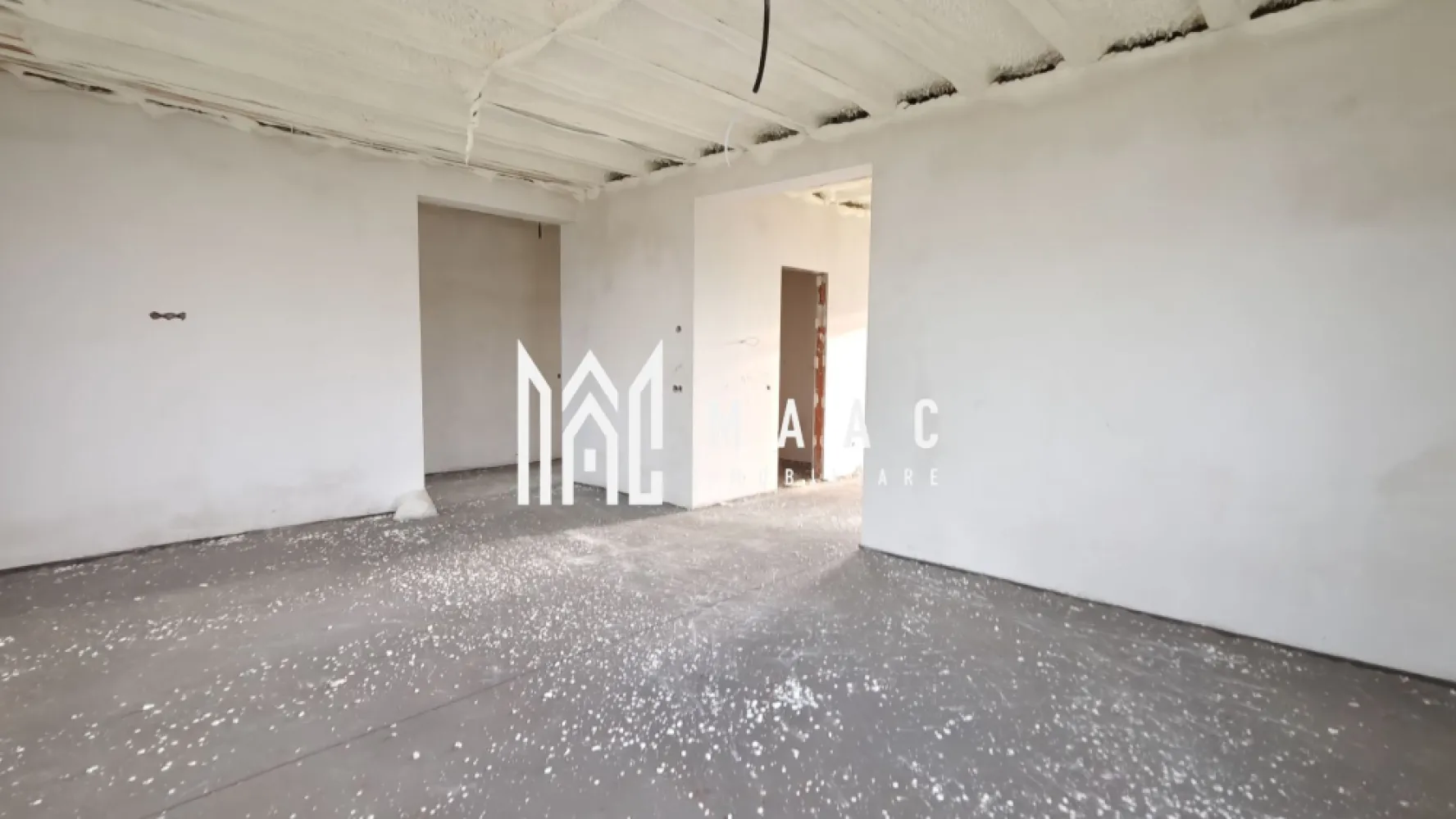 Casă 103 mpu I Curte proprie I Panouri Solare I Cristian - MAAC Imobiliare oferă spre vânzare o locuință modernă, recent finalizată, situată în localitatea Cristian, județul Sibiu.

Ansamblul cuprinde două unități locative construite în oglindă, despărțite printr-un perete dublu, ceea ce asigură o izolare fonică excelentă și un nivel ridicat de intimitate. 

Compartimentată din:
 -living generos cu zonă de dining și ieșire pe terasa de 30 mp, bucătărie separată, două dormitoare (unul prevăzut cu dressing), baie principală, baie de serviciu, debara și hol. 

Proprietatea este dotată cu:
-Panouri solare și baterii de stocare, precum și generator pentru situații neprevăzute,
-Centrală pe gaz, încălzire în pardoseală, izolație exterioară cu polistiren de 15 cm, izolație planșeu pod cu spumă poliuretanică( celulă închisă) și geamuri tripan. 
-Podul este accesibil prin scară interioară.
-Sunt incluse două locuri de parcare betonate.
-Curtea, cu o suprafață de 350 mp, oferă un spațiu generos ce poate fi amenajat după preferințele viitorului proprietar. 

Este o alegere potrivită pentru familiile care caută o casă economică- clasa energetică A, bine organizată și cu acces rapid către Sibiu.

Termenul de predare este stabilit pentru mai 2026. 
Locuința se predă „la cheie” la exterior și „la alb” la interior, cu posibilitatea de finalizare completă la cerere. 

Pentru mai multe detalii și pentru a programa o vizionare, contactați MAAC Imobiliare specificând ID CP2937070.