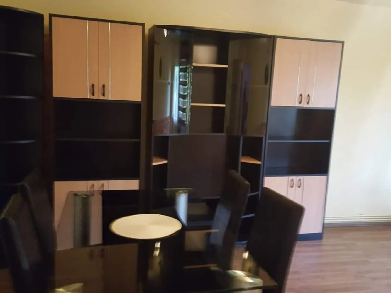 apartament cu patru camere mobilat la Deva 600 euro/luna plus garantie - Apartament cu patru camere mobilat la Deva, cu centrala termica pe gaz, cu masina de spalat, la parter, usa metalica, isolat termic, pat matrimonial sau fotoli extensibil la fiecare camera, 2 TV