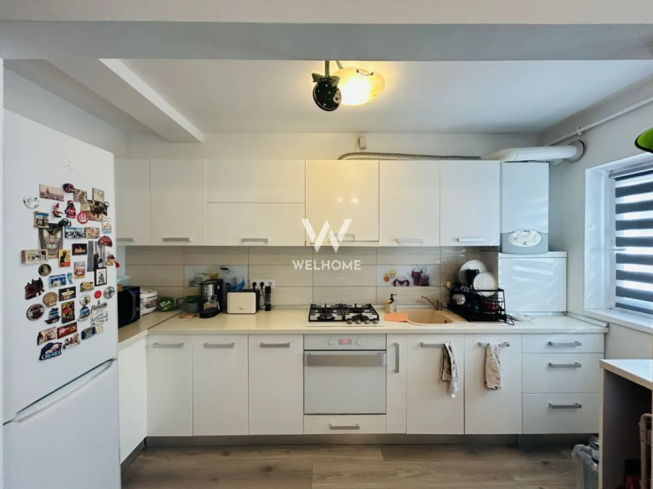 Apartament 3 camere IDEAL INVESTITIE – Cartierul Arhitecților - Apartament cu 3 camere, situat pe strada Daniel Renard, la parterul unui bloc construit în 2015, foarte bine izolat termic.
– Suprafață utilă: 60 mp
– Compartimentare practică: 2 dormitoare, living cu bucătărie open-space, baie, hol, balcon
– Boxă în pod și loc de parcare propriu, chiar în fața balconului
– Se vinde complet mobilat și utilat: mobilier Naturlich, bucătărie din MDF, parchet 12 mm pentru trafic intens, spoturi cu senzori pe hol, centrală termică în condensare
– Electrocasnice incluse: mașină de spălat rufe, mașină de spălat vase, frigider, TV LED
– Apartamentul este închiriat și se poate prelua cu chiriași (investiție gata pregătită) sau eliberat pentru locuire personală
– Zonă liniștită, în dezvoltare, aproape de transport public, magazine, grădinițe, Lidl, Kaufland și biserică
– Liber de sarcini, disponibil imediat

Preț: 115.000 €
Telefon: 0756 094 405