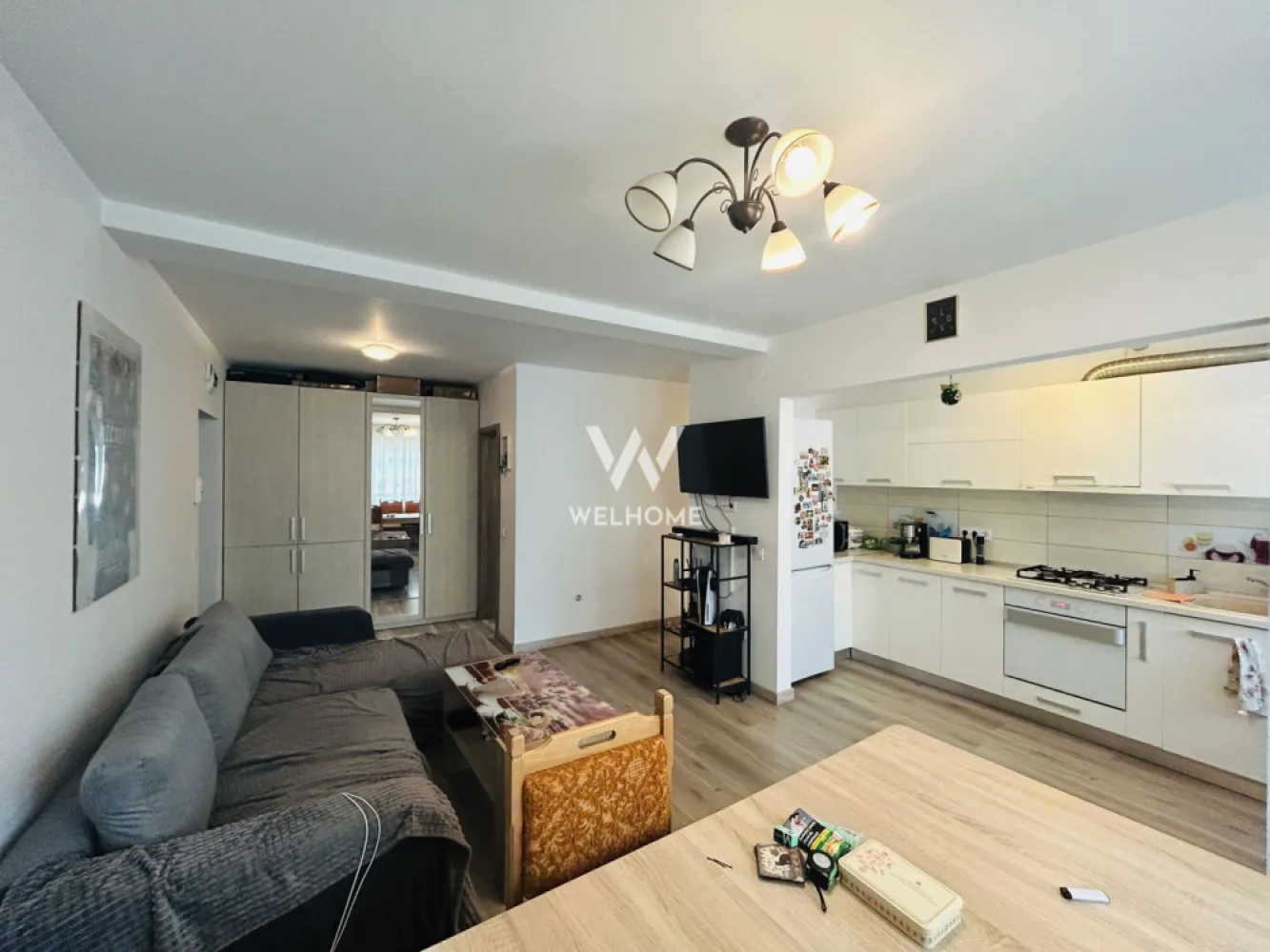 Apartament 3 camere IDEAL INVESTITIE – Cartierul Arhitecților - Apartament cu 3 camere, situat pe strada Daniel Renard, la parterul unui bloc construit în 2015, foarte bine izolat termic.
– Suprafață utilă: 60 mp
– Compartimentare practică: 2 dormitoare, living cu bucătărie open-space, baie, hol, balcon
– Boxă în pod și loc de parcare propriu, chiar în fața balconului
– Se vinde complet mobilat și utilat: mobilier Naturlich, bucătărie din MDF, parchet 12 mm pentru trafic intens, spoturi cu senzori pe hol, centrală termică în condensare
– Electrocasnice incluse: mașină de spălat rufe, mașină de spălat vase, frigider, TV LED
– Apartamentul este închiriat și se poate prelua cu chiriași (investiție gata pregătită) sau eliberat pentru locuire personală
– Zonă liniștită, în dezvoltare, aproape de transport public, magazine, grădinițe, Lidl, Kaufland și biserică
– Liber de sarcini, disponibil imediat

Preț: 115.000 €
Telefon: 0756 094 405