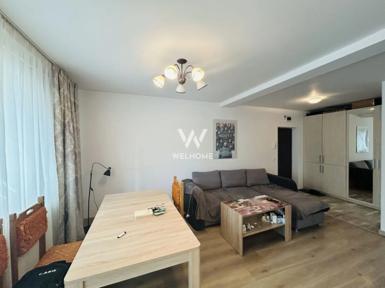 Apartament 3 camere IDEAL INVESTITIE – Cartierul Arhitecților - Apartament cu 3 camere, situat pe strada Daniel Renard, la parterul unui bloc construit în 2015, foarte bine izolat termic.
– Suprafață utilă: 60 mp
– Compartimentare practică: 2 dormitoare, living cu bucătărie open-space, baie, hol, balcon
– Boxă în pod și loc de parcare propriu, chiar în fața balconului
– Se vinde complet mobilat și utilat: mobilier Naturlich, bucătărie din MDF, parchet 12 mm pentru trafic intens, spoturi cu senzori pe hol, centrală termică în condensare
– Electrocasnice incluse: mașină de spălat rufe, mașină de spălat vase, frigider, TV LED
– Apartamentul este închiriat și se poate prelua cu chiriași (investiție gata pregătită) sau eliberat pentru locuire personală
– Zonă liniștită, în dezvoltare, aproape de transport public, magazine, grădinițe, Lidl, Kaufland și biserică
– Liber de sarcini, disponibil imediat

Preț: 115.000 €
Telefon: 0756 094 405