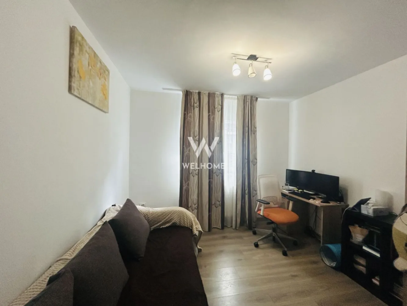 Apartament 3 camere IDEAL INVESTITIE – Cartierul Arhitecților - Apartament cu 3 camere, situat pe strada Daniel Renard, la parterul unui bloc construit în 2015, foarte bine izolat termic.
– Suprafață utilă: 60 mp
– Compartimentare practică: 2 dormitoare, living cu bucătărie open-space, baie, hol, balcon
– Boxă în pod și loc de parcare propriu, chiar în fața balconului
– Se vinde complet mobilat și utilat: mobilier Naturlich, bucătărie din MDF, parchet 12 mm pentru trafic intens, spoturi cu senzori pe hol, centrală termică în condensare
– Electrocasnice incluse: mașină de spălat rufe, mașină de spălat vase, frigider, TV LED
– Apartamentul este închiriat și se poate prelua cu chiriași (investiție gata pregătită) sau eliberat pentru locuire personală
– Zonă liniștită, în dezvoltare, aproape de transport public, magazine, grădinițe, Lidl, Kaufland și biserică
– Liber de sarcini, disponibil imediat

Preț: 115.000 €
Telefon: 0756 094 405