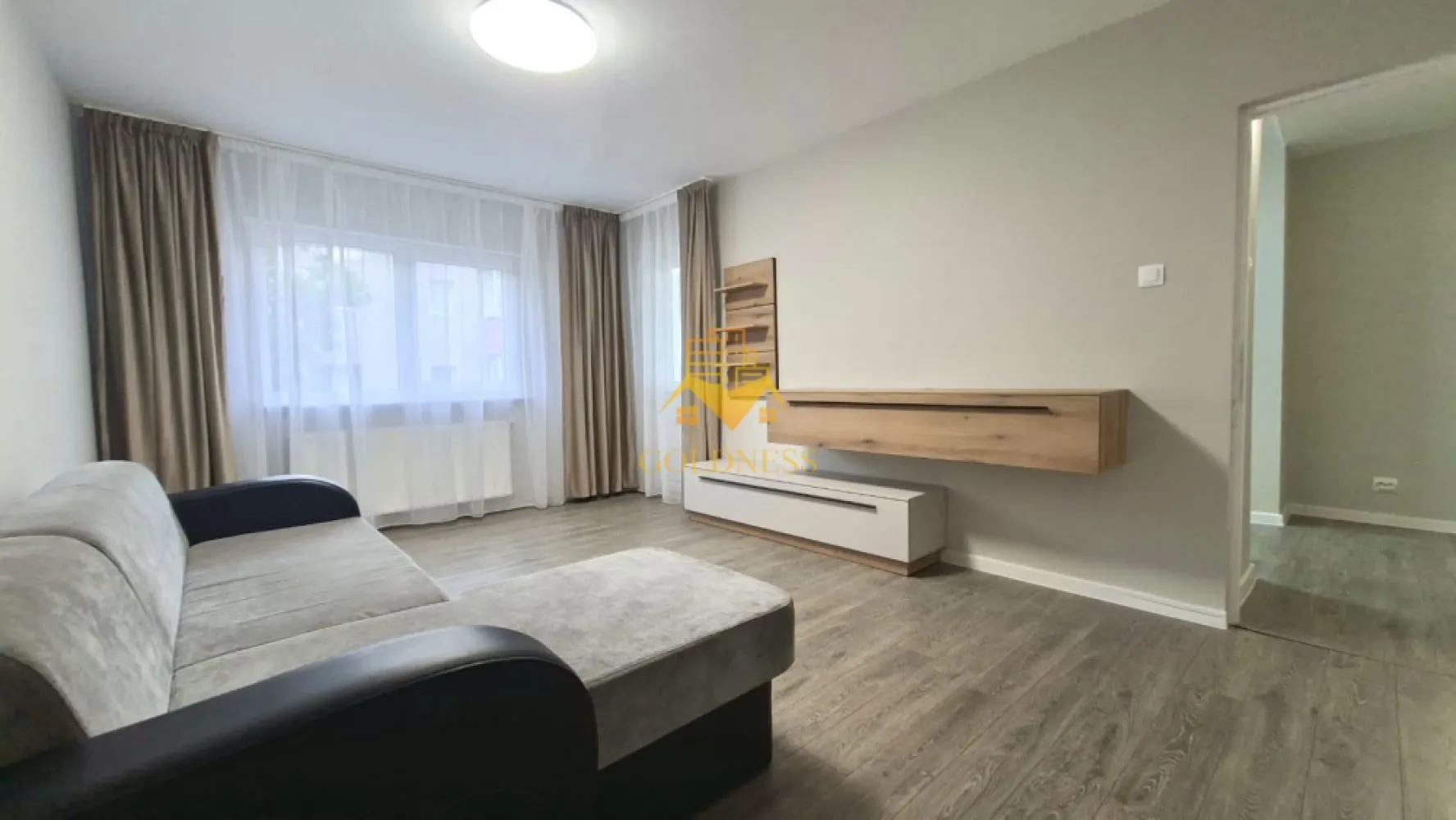 2 camere decomandate,Prima Inchiriere.Aleea Godeanu, Profi, Gheorgheni - GOLDNESS Imobiliare vă propune spre închiriere un apartament cu camere complet mobilat și utilat, la etajul într-un imobil de etaje, în Cartierul Gheorgheni.
Posibiliatete de parcare in zona!
Se află în apropierea stațiilor de transport în comun, magazine, restaurante, spații verzi, farmacii, etc. 

Apartamentul este compartimentat astfel:
 - dormitor cu pat matrimonial, comoda tv, noptiere
- living cu canapea extensibila, comoda tv
 - bucatarie complet utilată și mobilată, loc de servit masa 
 - baie cu dus walk-in, calorifer port prosop și dulap pentru depozitare.
 - balcon de 5 mp si hol cu dressing, pantofar.

Imobilul este dotat cu toate cele necesare- centrală proprie, frigider, aragaz, hotă, mașină de spălat haine si vase,televizor, etc. 

Dacă sunteți interesați de acest apartament și doriți să îl vizionați, dar și pentru alte oferte nu ezitați să ne contactați telefonic sau prin e-mail. Vă stăm la dispoziție!
Pentru intermediere se percepe un comision de 50% din prețul chiriei!