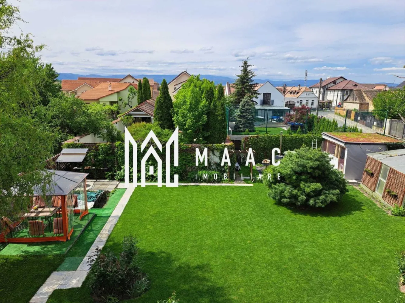 Apartament la casă I 160mpu I 3 camere I Grădină I Lazaret - MAAC Imobiliare vă oferă spre închiriere un apartament la casă, recent renovat și utilat. Casa are 2 apartamente cu intrări și curți separate. Caracteristici: - Suprafață utilă: Aproximativ 160 mp, compusă din: - 3 camere - 3 băi - Bucătărie - Hol central - Cameră hobby - Baie de serviciu - Pivniță Dotări și Facilități: - Sistem de climatizare - Camere de luat vederi - Jaluzele automate din aluminiu - Senzori de fum - Centrală anti-incendiu - Sistem anti-efracție Curte: - Suprafață de aproximativ 500 mp, însorită, cu: - gazon -Spațiu de parcare pentru 2-3 mașini - Filigorie - Loc de grătar - Fire pit - Ciubăr - Sauna finalizată în proporție de 50% Avantaje: - Locuința se pretează pentru închiriere pe termen lung, - Casa este înconjurată pe toate părțile de spații deschise și grădini, fiind scăldată în soare. - Proprietatea este situată într-o zonă liniștită, înconjurată de oameni care promovează valorile umane. - Acces facil către centrul orașului, Promenada Mall, gara principală și autostradă. Detalii suplimentare: - La semnarea contractului se percepe rata primei chirii plus garanție. Concluzie: - Această proprietate oferă un apartament la casă recent renovat și utilat, ideal pentru cei care caută confort și siguranță într-un cadru modern. Cu numeroase dotări și facilități, precum și o curte spațioasă și însorită, această locuință este perfectă pentru familii sau oameni de afaceri care doresc să închirieze pe termen lung. Contactați-ne pentru a programa o vizionare și pentru a discuta detaliile acestei oferte imobiliare deosebite. ID: CP2297263 }}