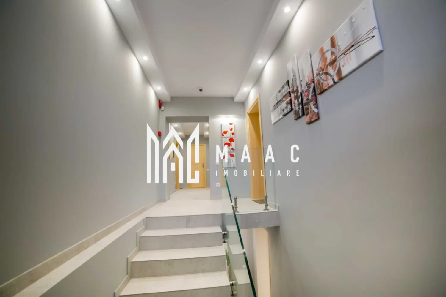 Apartament la casă I 160mpu I 3 camere I Grădină I Lazaret - MAAC Imobiliare vă oferă spre închiriere un apartament la casă, recent renovat și utilat. Casa are 2 apartamente cu intrări și curți separate. Caracteristici: - Suprafață utilă: Aproximativ 160 mp, compusă din: - 3 camere - 3 băi - Bucătărie - Hol central - Cameră hobby - Baie de serviciu - Pivniță Dotări și Facilități: - Sistem de climatizare - Camere de luat vederi - Jaluzele automate din aluminiu - Senzori de fum - Centrală anti-incendiu - Sistem anti-efracție Curte: - Suprafață de aproximativ 500 mp, însorită, cu: - gazon -Spațiu de parcare pentru 2-3 mașini - Filigorie - Loc de grătar - Fire pit - Ciubăr - Sauna finalizată în proporție de 50% Avantaje: - Locuința se pretează pentru închiriere pe termen lung, - Casa este înconjurată pe toate părțile de spații deschise și grădini, fiind scăldată în soare. - Proprietatea este situată într-o zonă liniștită, înconjurată de oameni care promovează valorile umane. - Acces facil către centrul orașului, Promenada Mall, gara principală și autostradă. Detalii suplimentare: - La semnarea contractului se percepe rata primei chirii plus garanție. Concluzie: - Această proprietate oferă un apartament la casă recent renovat și utilat, ideal pentru cei care caută confort și siguranță într-un cadru modern. Cu numeroase dotări și facilități, precum și o curte spațioasă și însorită, această locuință este perfectă pentru familii sau oameni de afaceri care doresc să închirieze pe termen lung. Contactați-ne pentru a programa o vizionare și pentru a discuta detaliile acestei oferte imobiliare deosebite. ID: CP2297263 }}