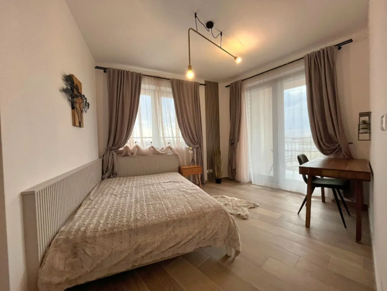 Apartament 3 camere de închiriat în Opera Residence –bloc nou, mobilat - K Imobiliare propune spre închiriere un apartament modern cu 3 camere, situat în complexul rezidențial Opera Residence, într-un bloc nou.
Locuința este compartimentată eficient și dispune de living spațios, 2 dormitoare, bucătărie complet utilată și 2 grupuri sanitare. Apartamentul este mobilat și utilat la standarde excelente, fiind pregătit pentru mutare imediată.

Beneficiază de finisaje moderne, spații bine organizate și un nivel ridicat de confort, fiind ideal pentru familii sau persoane care își doresc un stil de viață modern.
Avantaje:

* Bloc nou – Opera Residence
* 2 băi (grupuri sanitare)
* Mobilat și utilat complet
* Loc de parcare inclus
* Zonă liniștită și acces facil

*
