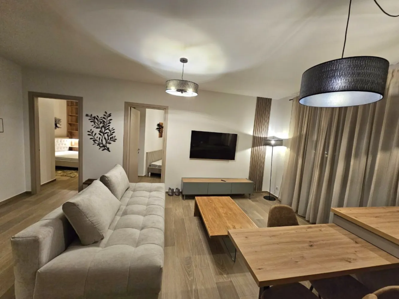 Apartament 3 camere de închiriat în Opera Residence –bloc nou, mobilat - K Imobiliare propune spre închiriere un apartament modern cu 3 camere, situat în complexul rezidențial Opera Residence, într-un bloc nou.
Locuința este compartimentată eficient și dispune de living spațios, 2 dormitoare, bucătărie complet utilată și 2 grupuri sanitare. Apartamentul este mobilat și utilat la standarde excelente, fiind pregătit pentru mutare imediată.

Beneficiază de finisaje moderne, spații bine organizate și un nivel ridicat de confort, fiind ideal pentru familii sau persoane care își doresc un stil de viață modern.
Avantaje:

* Bloc nou – Opera Residence
* 2 băi (grupuri sanitare)
* Mobilat și utilat complet
* Loc de parcare inclus
* Zonă liniștită și acces facil

*