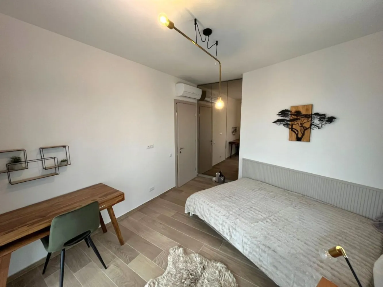 Apartament 3 camere de închiriat în Opera Residence –bloc nou, mobilat - K Imobiliare propune spre închiriere un apartament modern cu 3 camere, situat în complexul rezidențial Opera Residence, într-un bloc nou.
Locuința este compartimentată eficient și dispune de living spațios, 2 dormitoare, bucătărie complet utilată și 2 grupuri sanitare. Apartamentul este mobilat și utilat la standarde excelente, fiind pregătit pentru mutare imediată.

Beneficiază de finisaje moderne, spații bine organizate și un nivel ridicat de confort, fiind ideal pentru familii sau persoane care își doresc un stil de viață modern.
Avantaje:

* Bloc nou – Opera Residence
* 2 băi (grupuri sanitare)
* Mobilat și utilat complet
* Loc de parcare inclus
* Zonă liniștită și acces facil

*