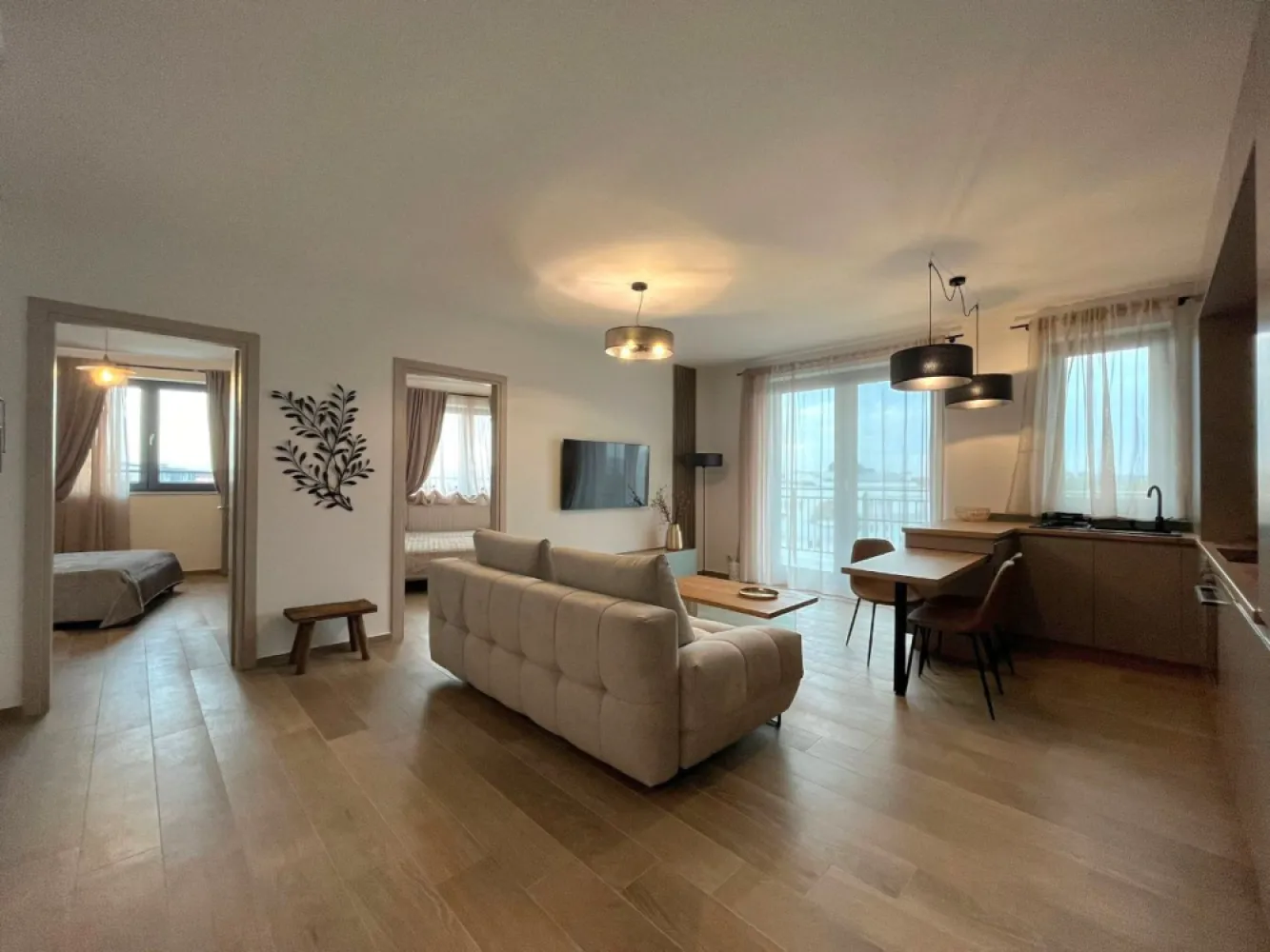 Apartament 3 camere de închiriat în Opera Residence –bloc nou, mobilat - K Imobiliare propune spre închiriere un apartament modern cu 3 camere, situat în complexul rezidențial Opera Residence, într-un bloc nou.
Locuința este compartimentată eficient și dispune de living spațios, 2 dormitoare, bucătărie complet utilată și 2 grupuri sanitare. Apartamentul este mobilat și utilat la standarde excelente, fiind pregătit pentru mutare imediată.

Beneficiază de finisaje moderne, spații bine organizate și un nivel ridicat de confort, fiind ideal pentru familii sau persoane care își doresc un stil de viață modern.
Avantaje:

* Bloc nou – Opera Residence
* 2 băi (grupuri sanitare)
* Mobilat și utilat complet
* Loc de parcare inclus
* Zonă liniștită și acces facil

*