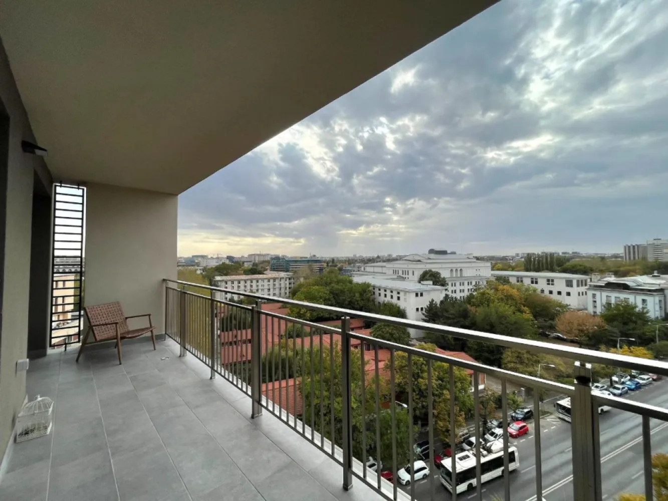 Apartament 3 camere de închiriat în Opera Residence –bloc nou, mobilat - K Imobiliare propune spre închiriere un apartament modern cu 3 camere, situat în complexul rezidențial Opera Residence, într-un bloc nou.
Locuința este compartimentată eficient și dispune de living spațios, 2 dormitoare, bucătărie complet utilată și 2 grupuri sanitare. Apartamentul este mobilat și utilat la standarde excelente, fiind pregătit pentru mutare imediată.

Beneficiază de finisaje moderne, spații bine organizate și un nivel ridicat de confort, fiind ideal pentru familii sau persoane care își doresc un stil de viață modern.
Avantaje:

* Bloc nou – Opera Residence
* 2 băi (grupuri sanitare)
* Mobilat și utilat complet
* Loc de parcare inclus
* Zonă liniștită și acces facil

*