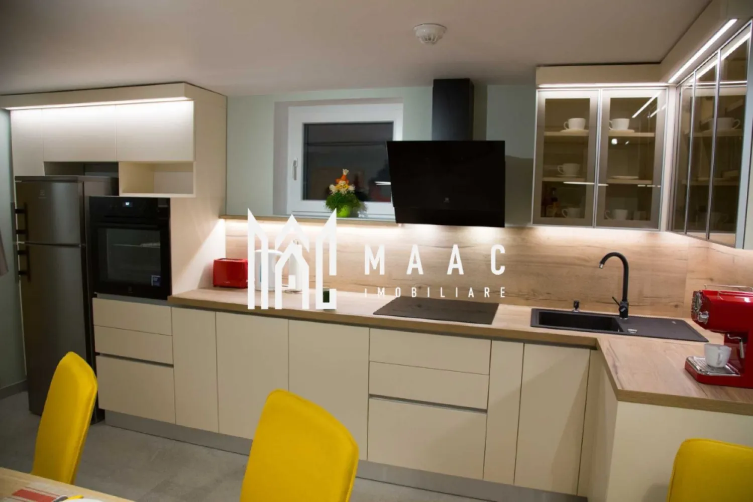 Apartament la casă I 160mpu I 3 camere I Grădină I Lazaret - MAAC Imobiliare vă oferă spre închiriere un apartament la casă, recent renovat și utilat. Casa are 2 apartamente cu intrări și curți separate. Caracteristici: - Suprafață utilă: Aproximativ 160 mp, compusă din: - 3 camere - 3 băi - Bucătărie - Hol central - Cameră hobby - Baie de serviciu - Pivniță Dotări și Facilități: - Sistem de climatizare - Camere de luat vederi - Jaluzele automate din aluminiu - Senzori de fum - Centrală anti-incendiu - Sistem anti-efracție Curte: - Suprafață de aproximativ 500 mp, însorită, cu: - gazon -Spațiu de parcare pentru 2-3 mașini - Filigorie - Loc de grătar - Fire pit - Ciubăr - Sauna finalizată în proporție de 50% Avantaje: - Locuința se pretează pentru închiriere pe termen lung, - Casa este înconjurată pe toate părțile de spații deschise și grădini, fiind scăldată în soare. - Proprietatea este situată într-o zonă liniștită, înconjurată de oameni care promovează valorile umane. - Acces facil către centrul orașului, Promenada Mall, gara principală și autostradă. Detalii suplimentare: - La semnarea contractului se percepe rata primei chirii plus garanție. Concluzie: - Această proprietate oferă un apartament la casă recent renovat și utilat, ideal pentru cei care caută confort și siguranță într-un cadru modern. Cu numeroase dotări și facilități, precum și o curte spațioasă și însorită, această locuință este perfectă pentru familii sau oameni de afaceri care doresc să închirieze pe termen lung. Contactați-ne pentru a programa o vizionare și pentru a discuta detaliile acestei oferte imobiliare deosebite. ID: CP2297263 }}