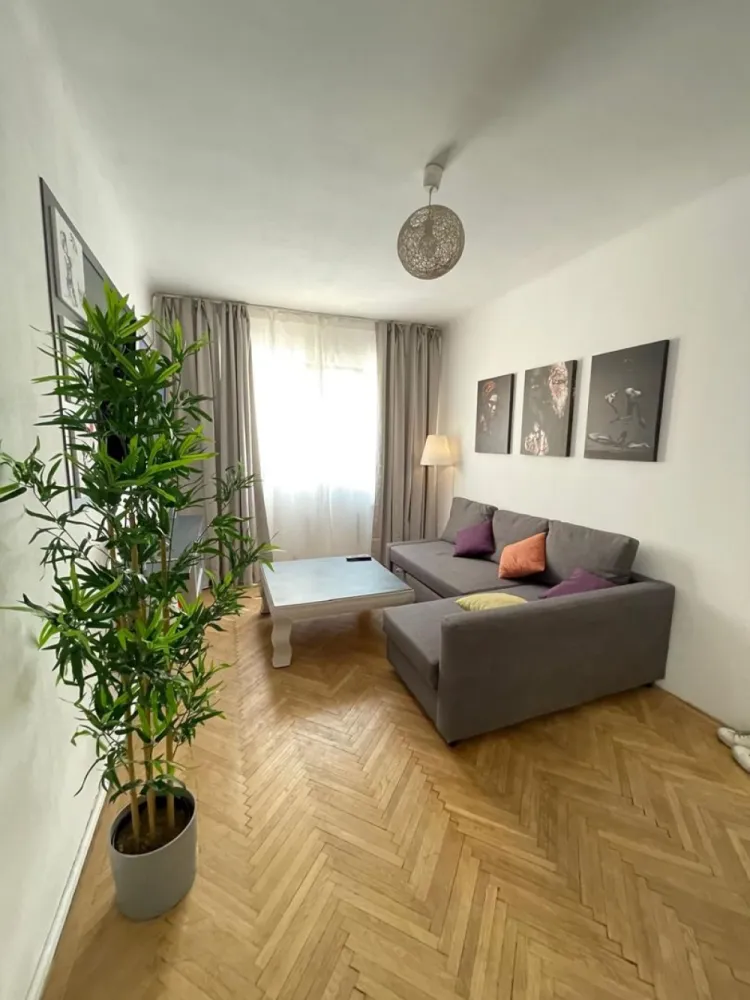 Domenii-Aviatori - K-Imobiliare va ofera spre vanzare un imobil in sistem duplex, cu potential de extindere si supraetajare, in zona Domenii-Aviatori. Momentan imobilul este structurat pe doua niveluri, cu posibilitate de mansardare si extindere. Necesita amenajare, consolidare, etc. Este pozitionat intr-o zona superba cu vecini linistiti, terenul liber este momentan inchiriat de la Primarie, dar se paote solicita titlu de proprietate. Pozele cu amenajarea sunt orientative si au fost realizate cand imobilul era inchiriat. actualmente este gol si pregatit pentru consolidare si extindere.