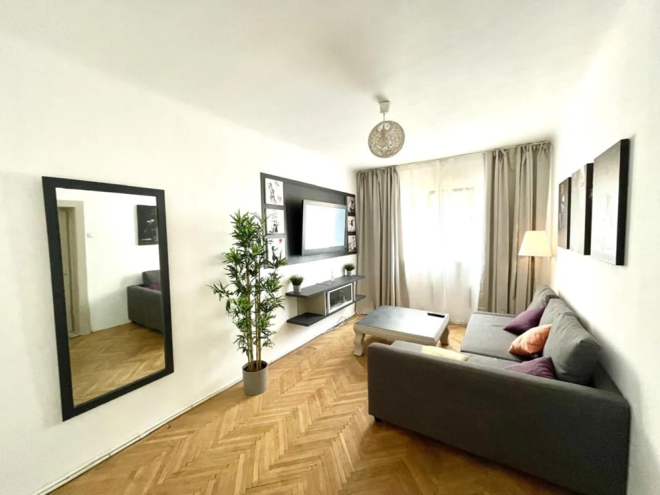 Domenii-Aviatori - K-Imobiliare va ofera spre vanzare un imobil in sistem duplex, cu potential de extindere si supraetajare, in zona Domenii-Aviatori. Momentan imobilul este structurat pe doua niveluri, cu posibilitate de mansardare si extindere. Necesita amenajare, consolidare, etc. Este pozitionat intr-o zona superba cu vecini linistiti, terenul liber este momentan inchiriat de la Primarie, dar se paote solicita titlu de proprietate. Pozele cu amenajarea sunt orientative si au fost realizate cand imobilul era inchiriat. actualmente este gol si pregatit pentru consolidare si extindere.
